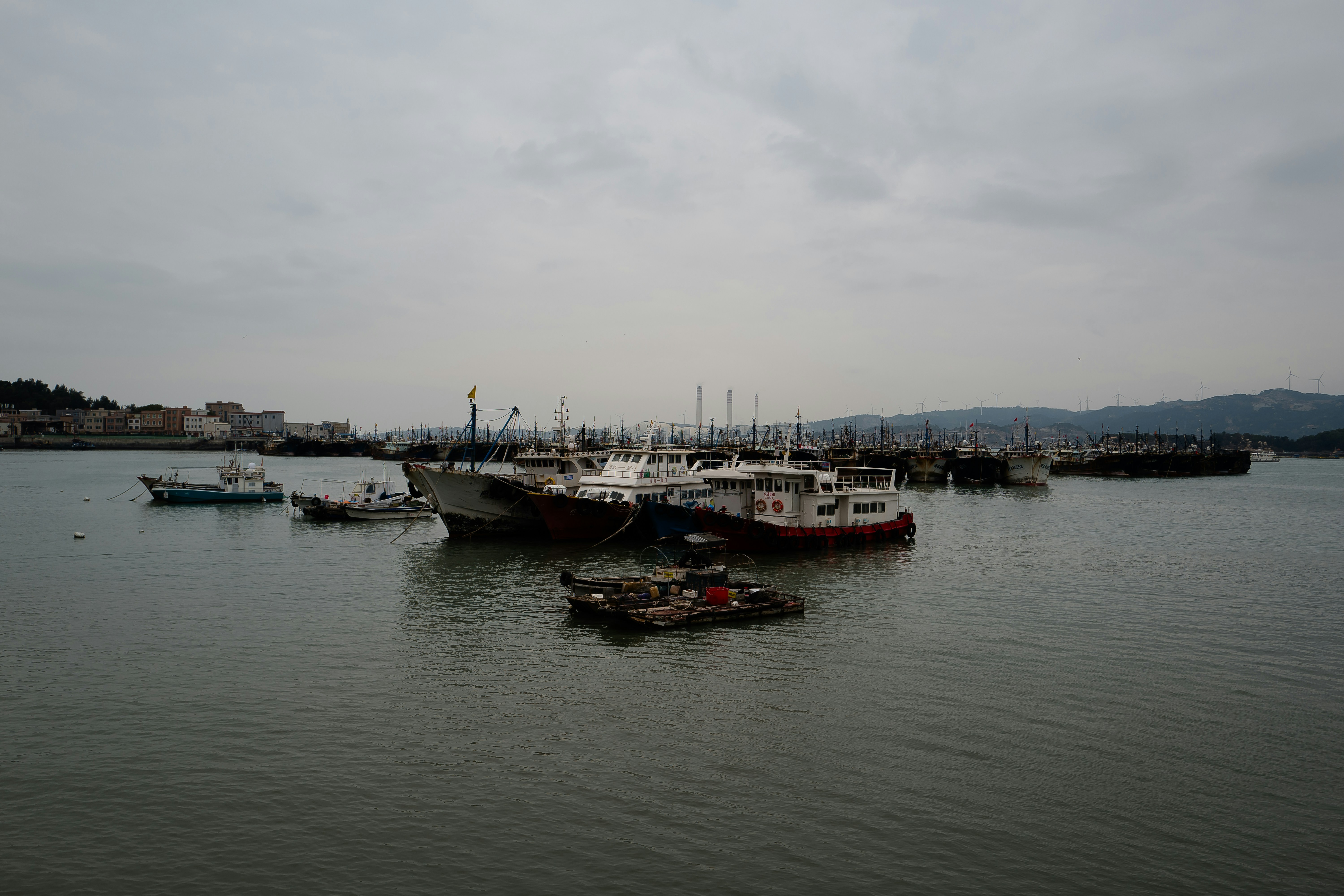 Un puerto lleno de muchos barcos bajo un cielo nublado