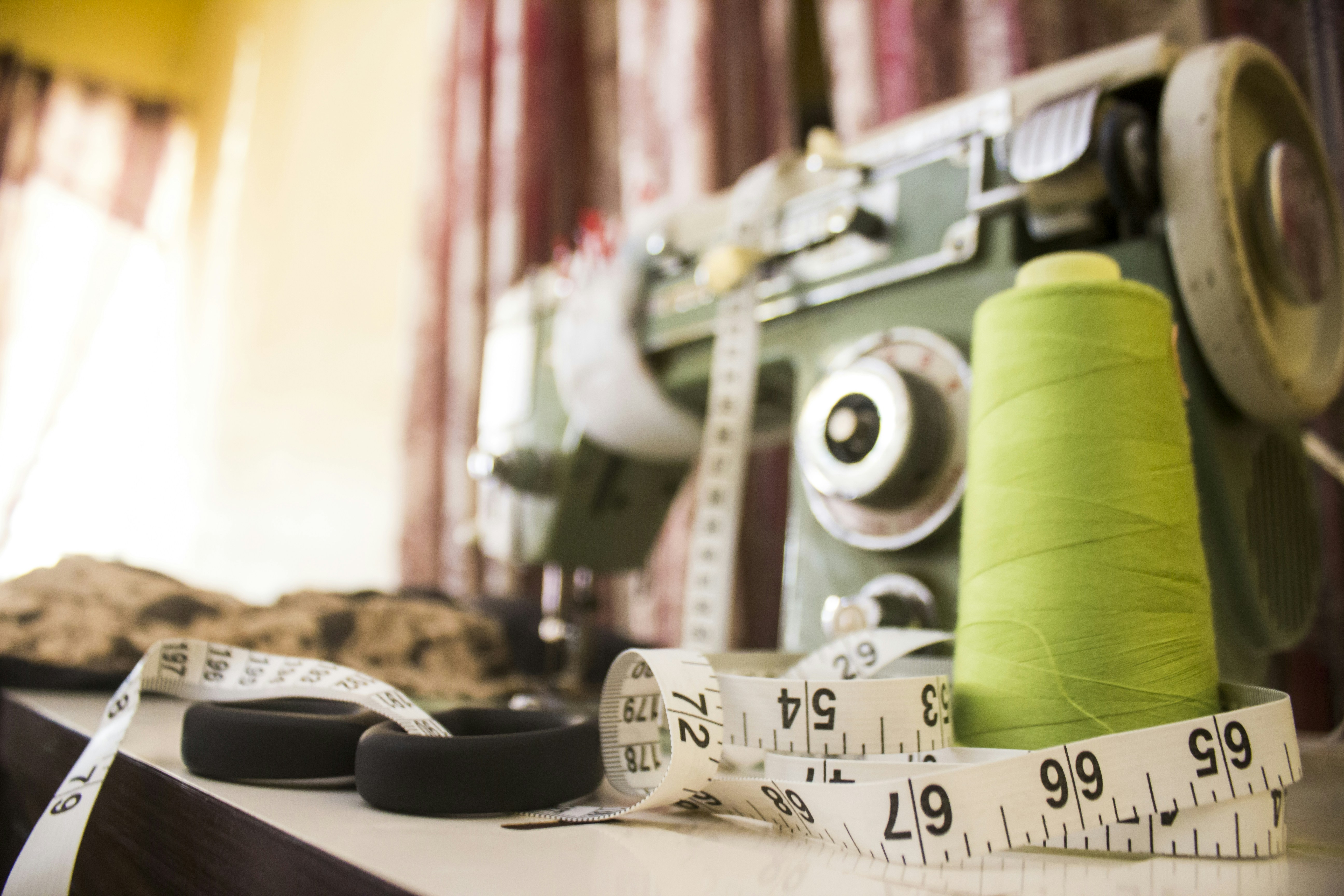 Sewing machine with measuring tape