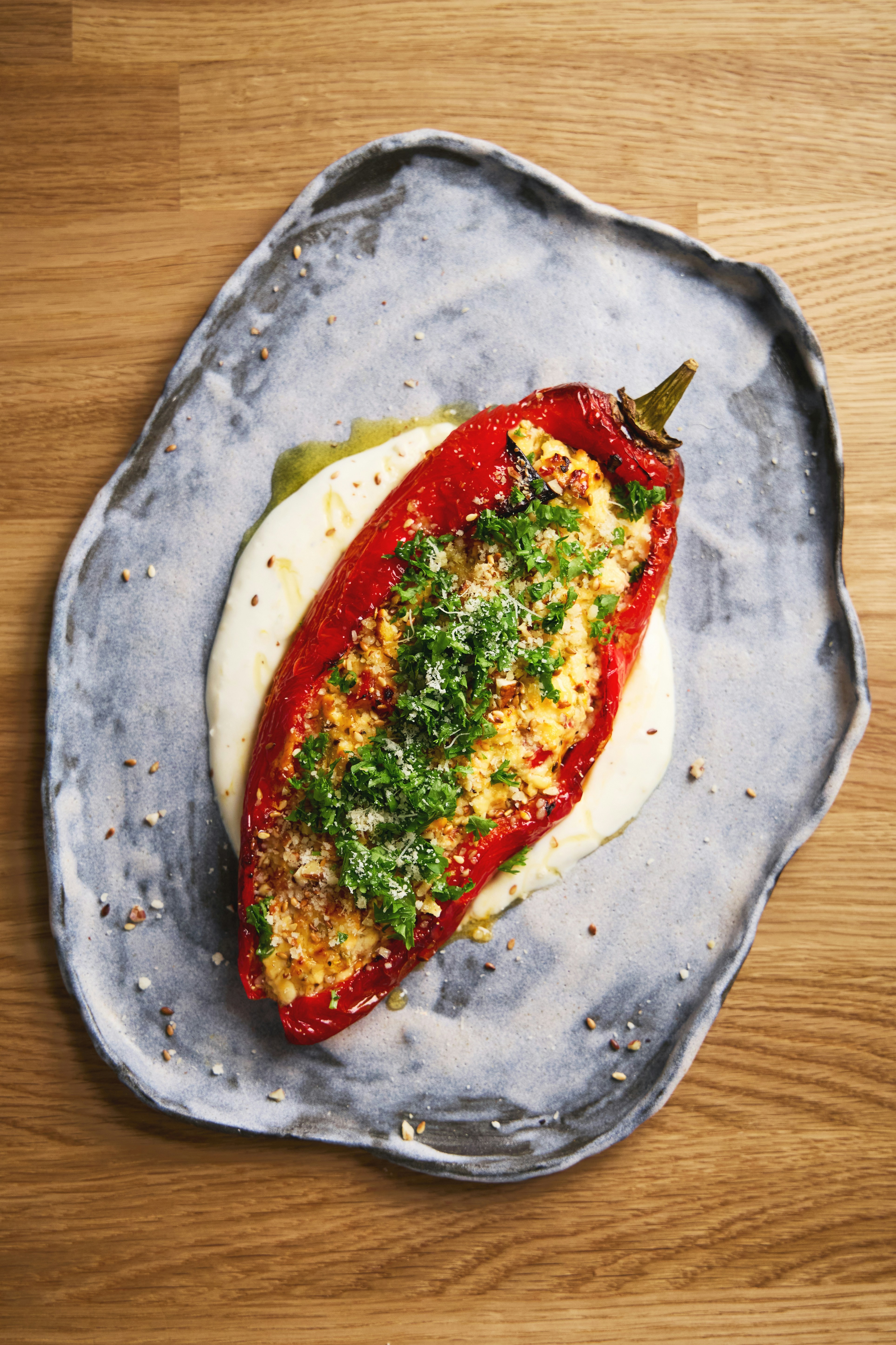 Um prato de comida em uma mesa de madeira