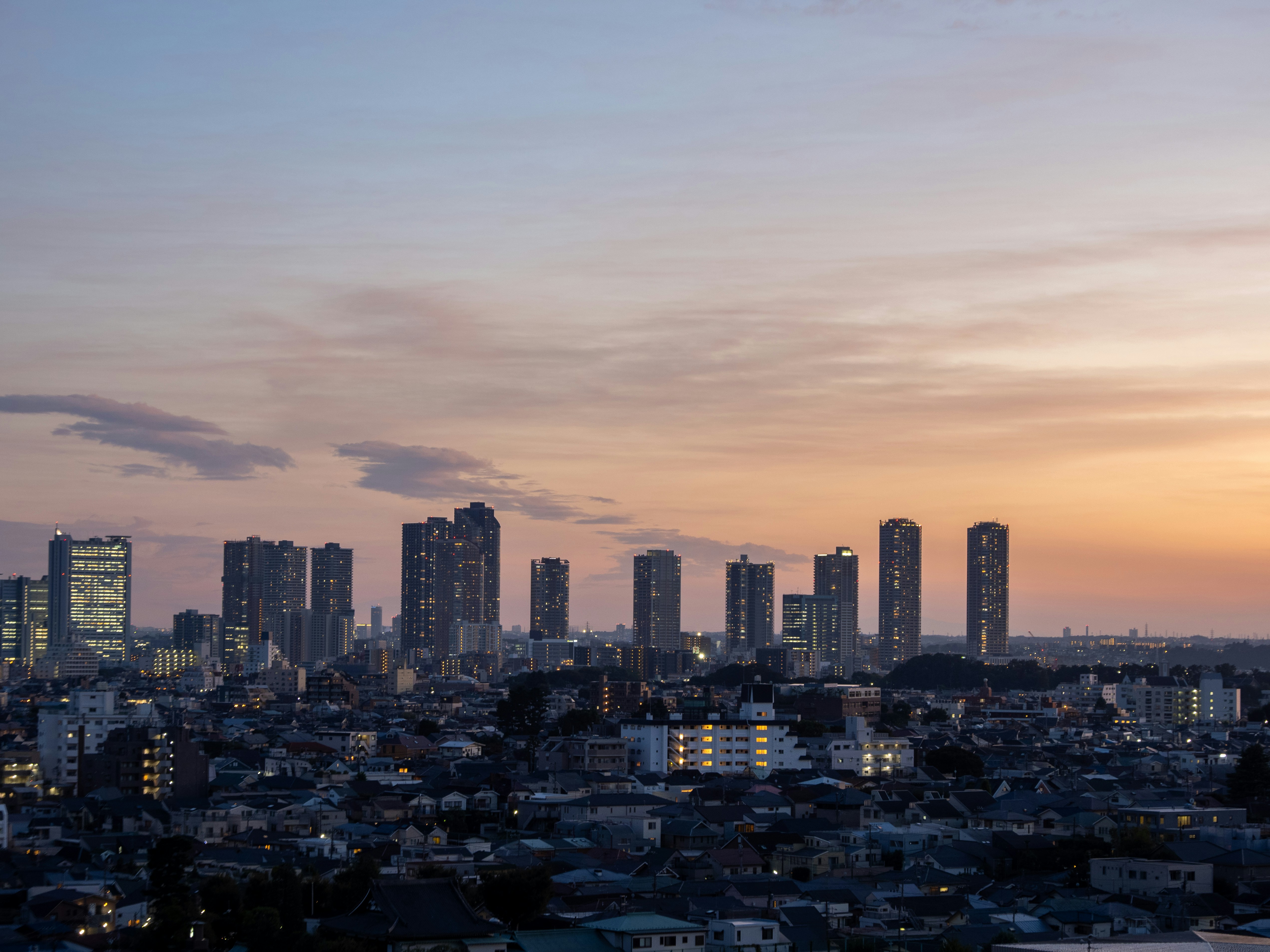 Uma vista de uma cidade ao entardecer de uma colina foto – Imagem grátis  sobre Cidade na Unsplash, image size:3000x2250