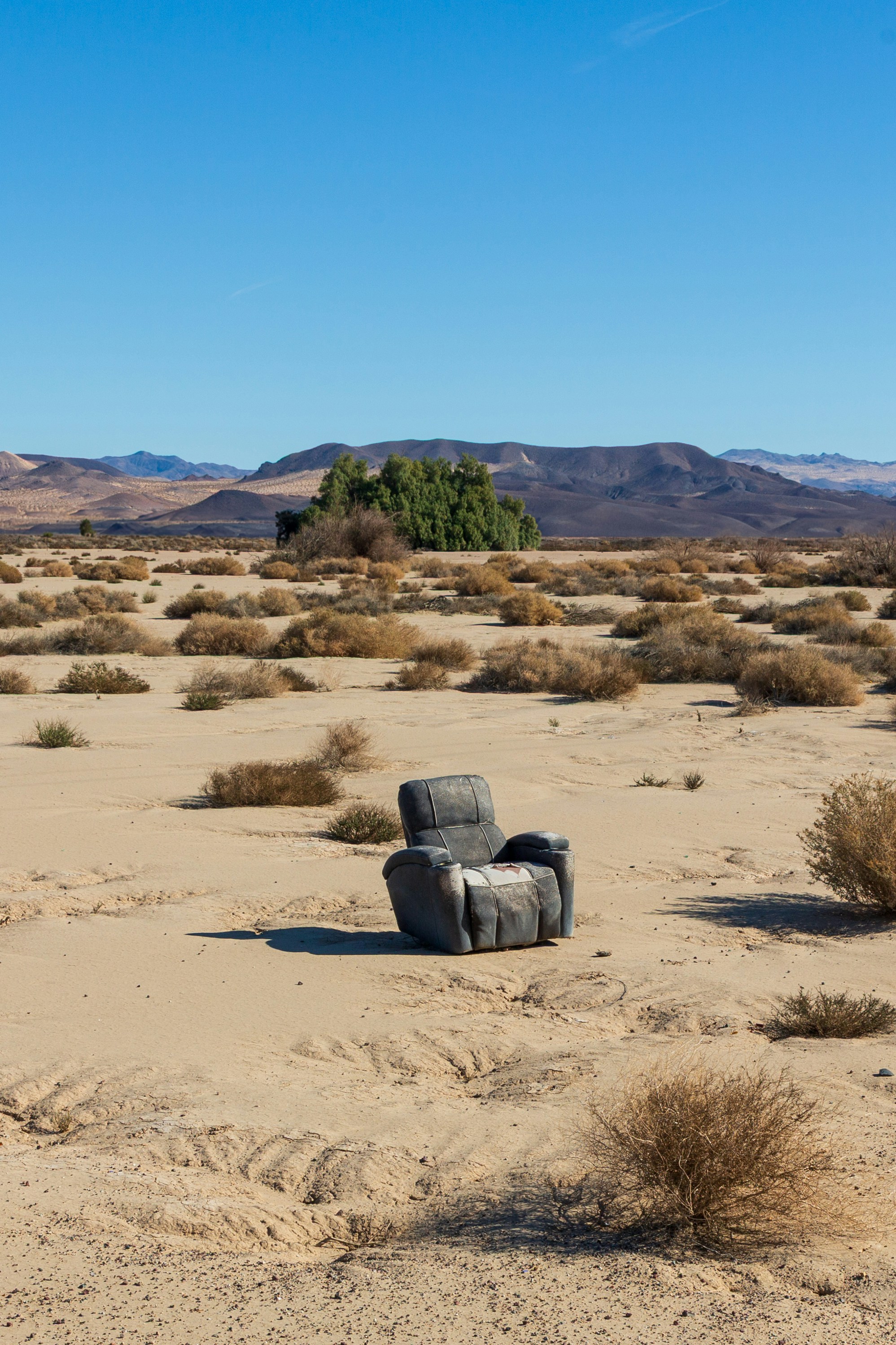 Ein Stuhl, der mitten in der Wüste sitzt
