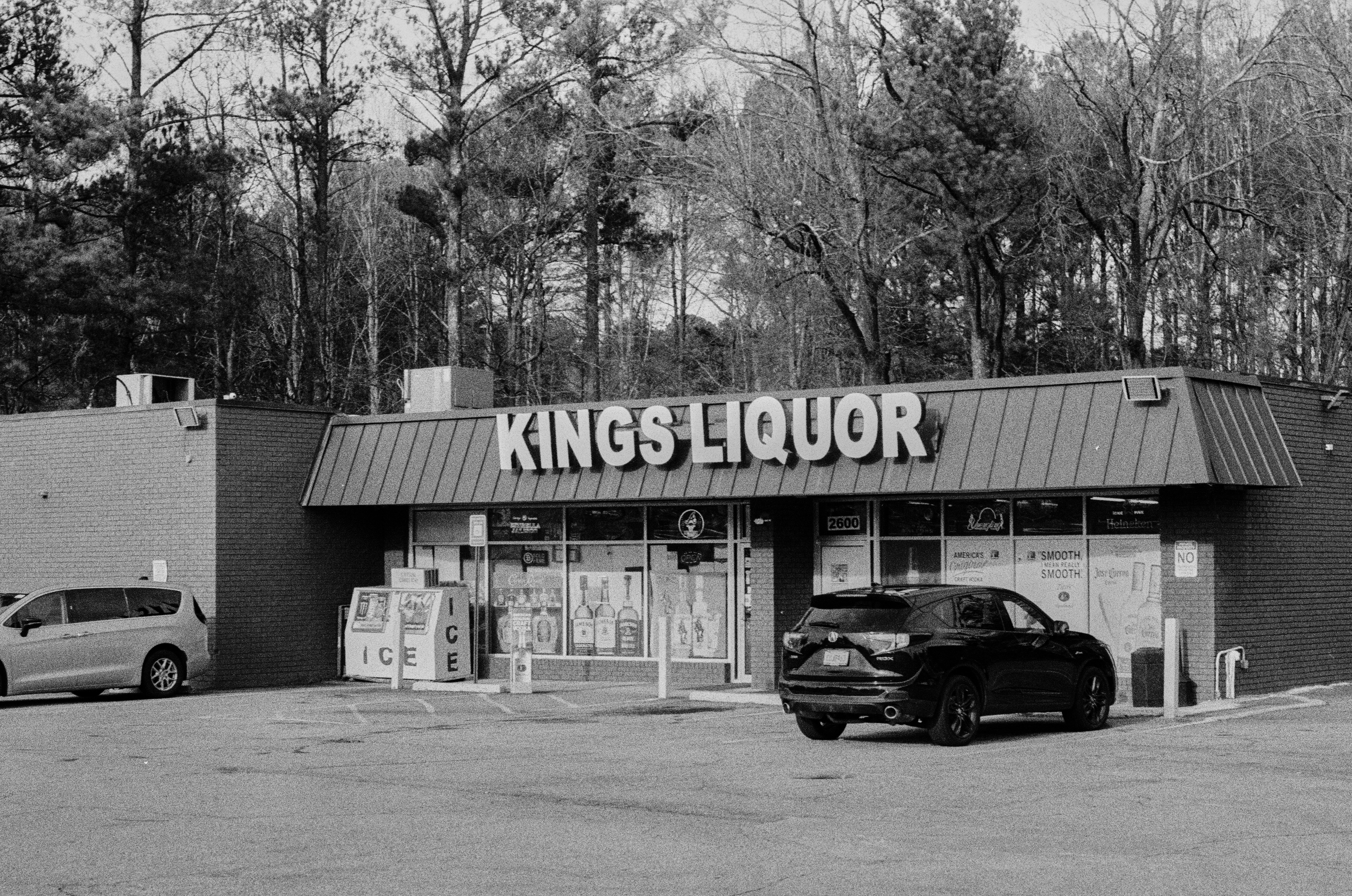 A black and white photo of a king's liquor store