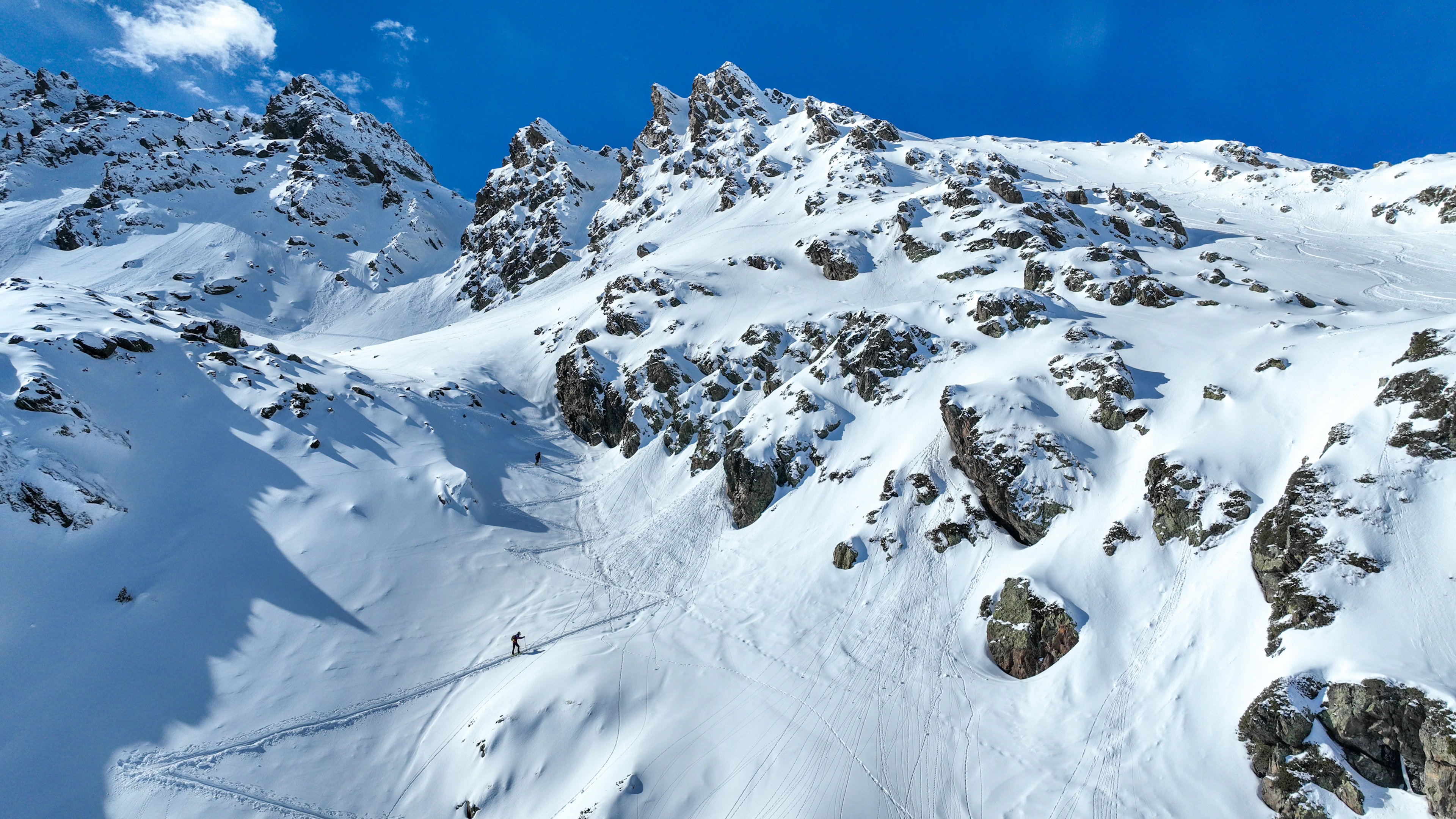 A snow-covered peak in Ordino under a blue sky, skiing Ordino Arcalís in Andorra