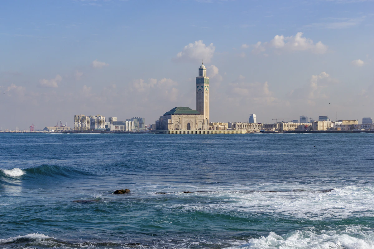 Mosquée Hassan II surplombant l'océan Atlantique à Casablanca, photographie d'archive
