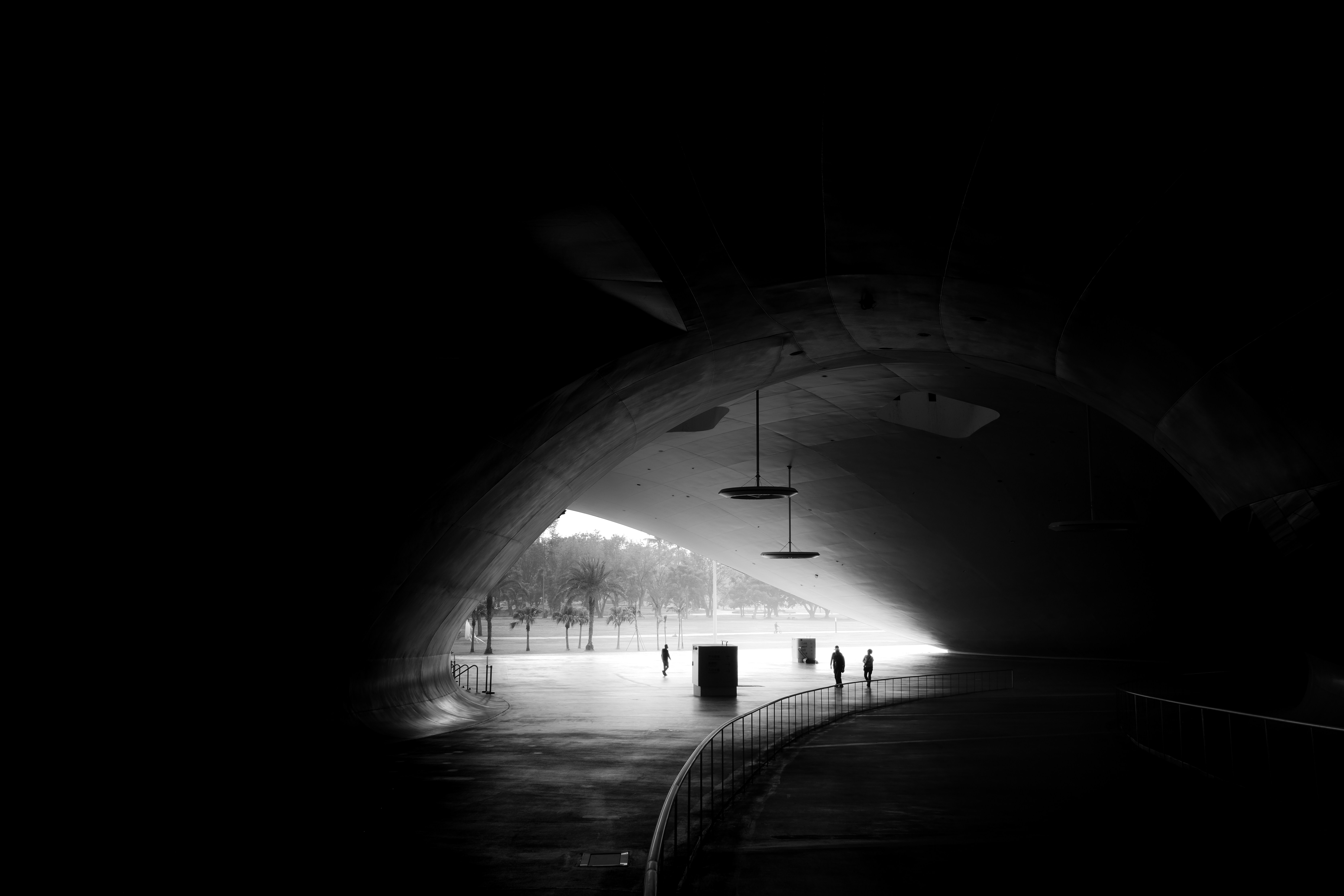 Un tunnel sombre avec une lumière au bout