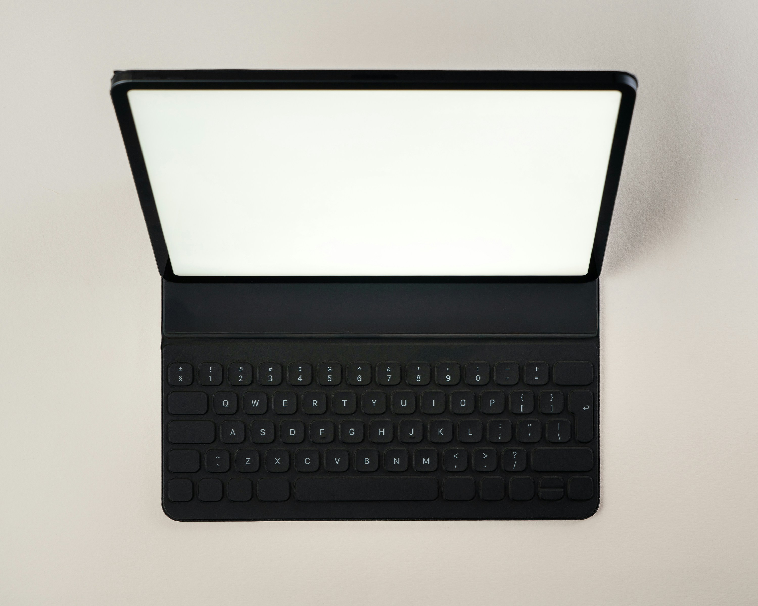 photo-1740637977676-c8040b41dc7a?ixid=M3wxMjA3fDB8MXxzZWFyY2h8MTV8fGxhcHRvcCUyMHNjcmVlbiUyMG1vY2t1cHxlbnwwfHx8fDE3NjY3MTQ4NDB8MA\u0026ixlib=rb-4.1.0