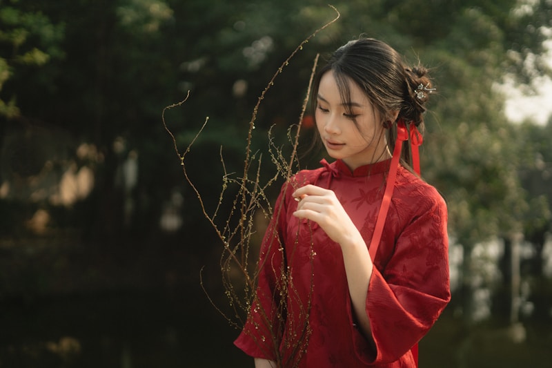 Femme japonaise élégante en robe rouge