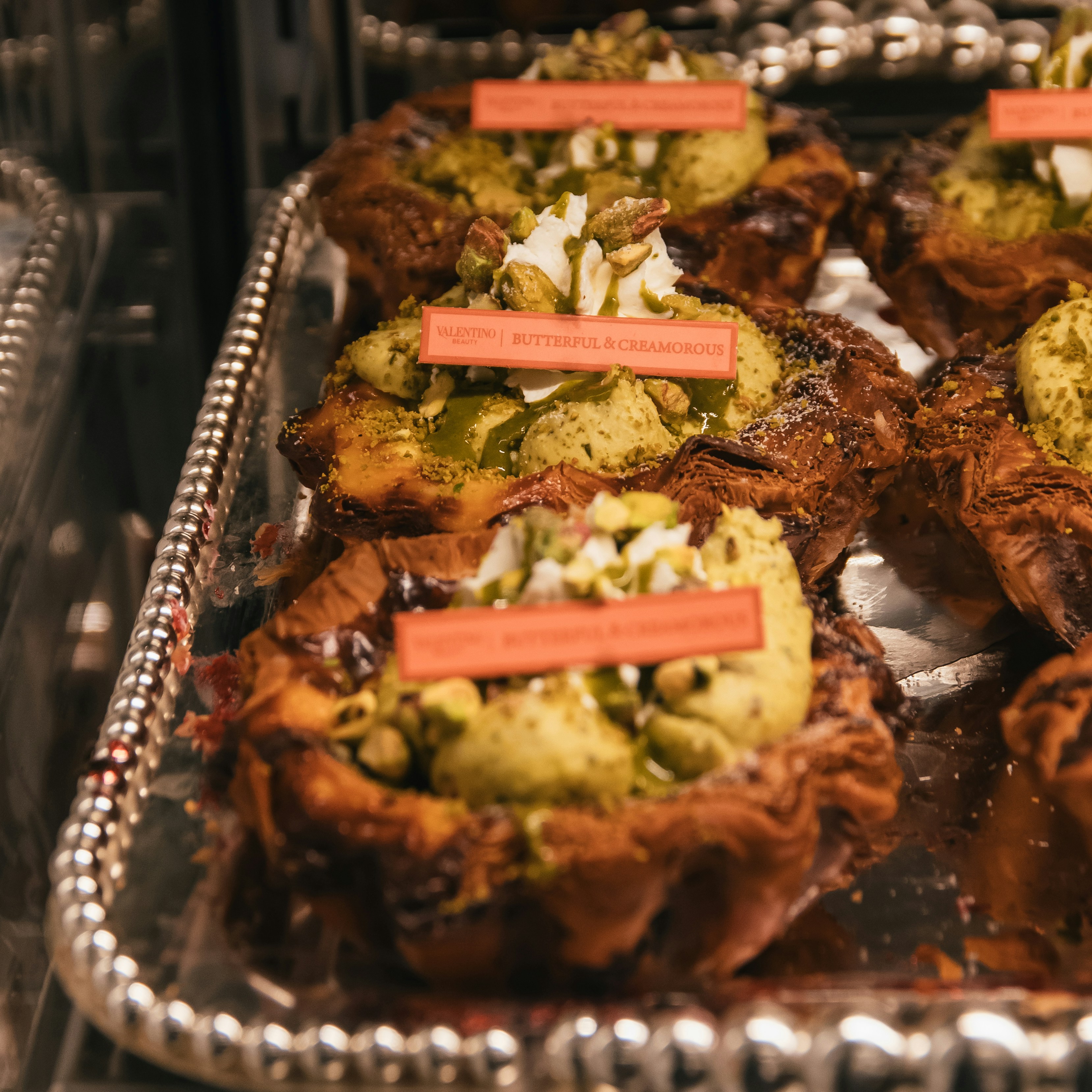 Nampan logam berisi muffin yang dilapisi topping
