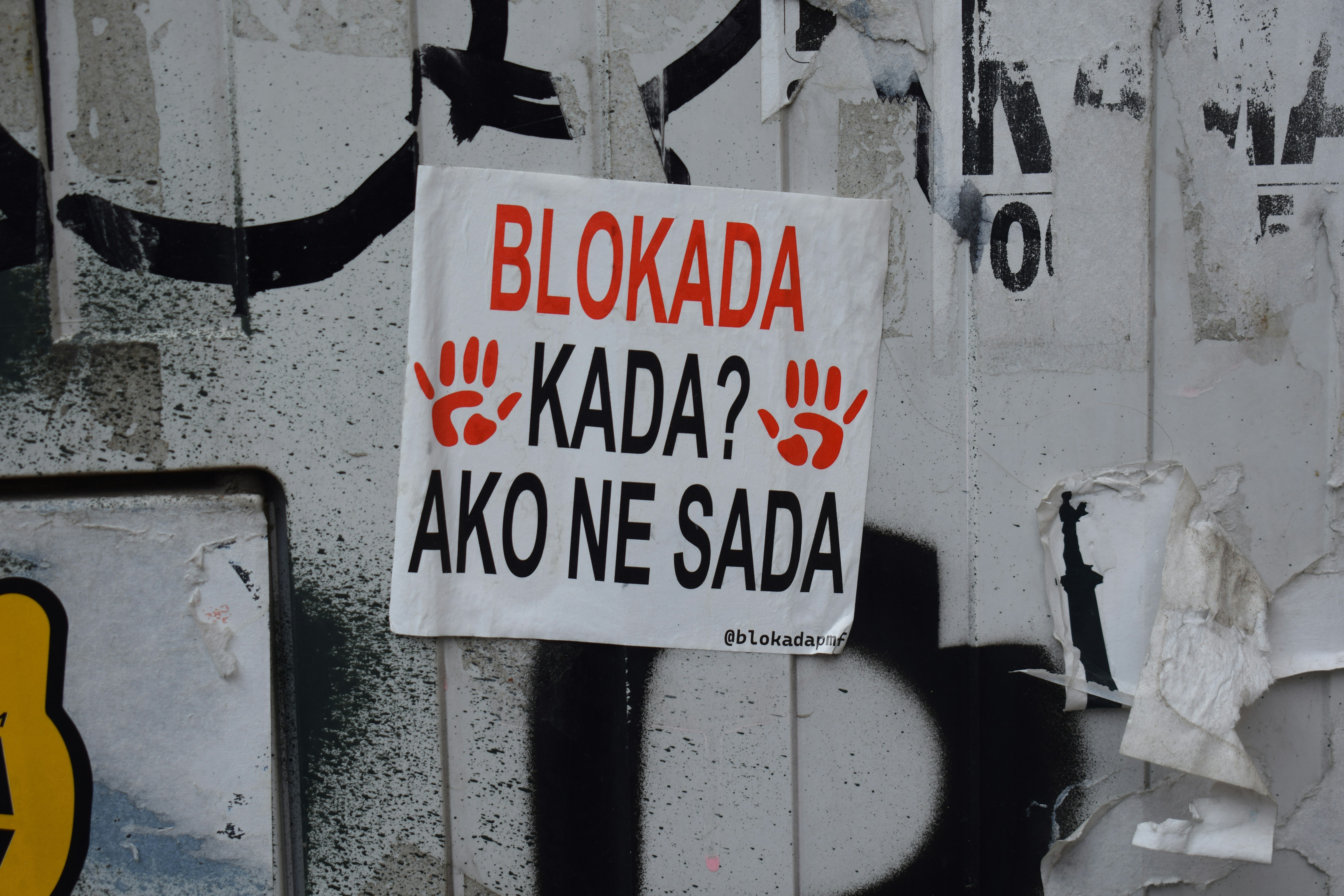 A sign on a wall that says blokada kada? ako ne
