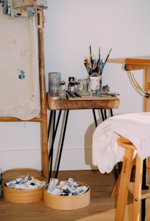 A room with a easel, easel, paintbrushes, and other