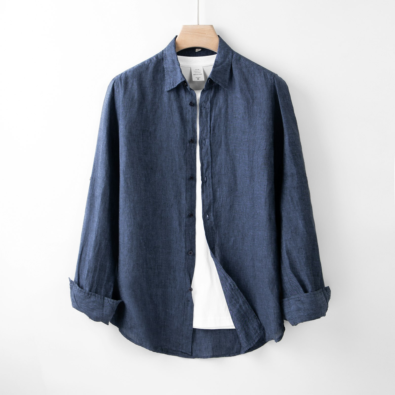 Une chemise en lin bleu marine, vue de face