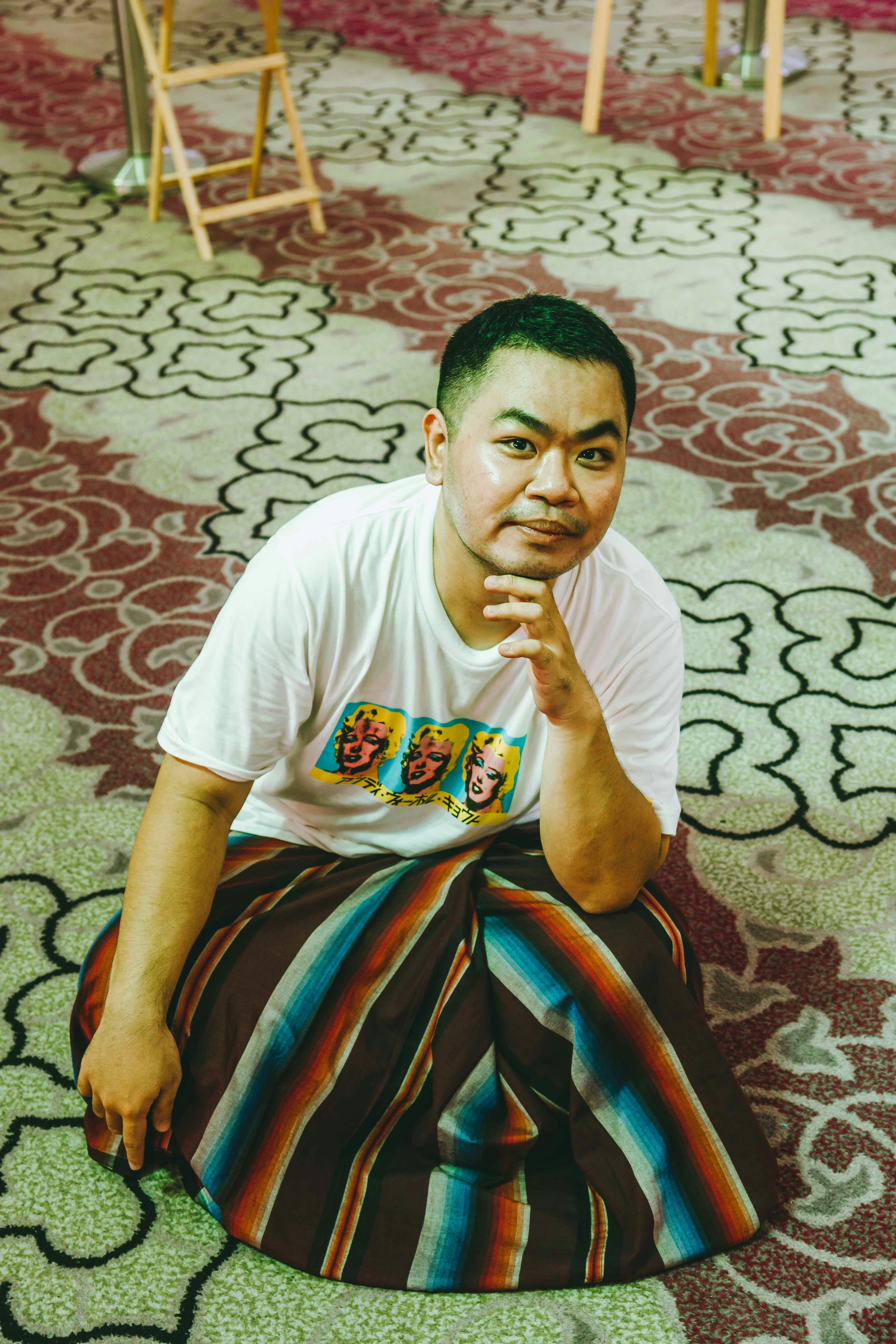 Seorang pria duduk di lantai di sebuah ruangan