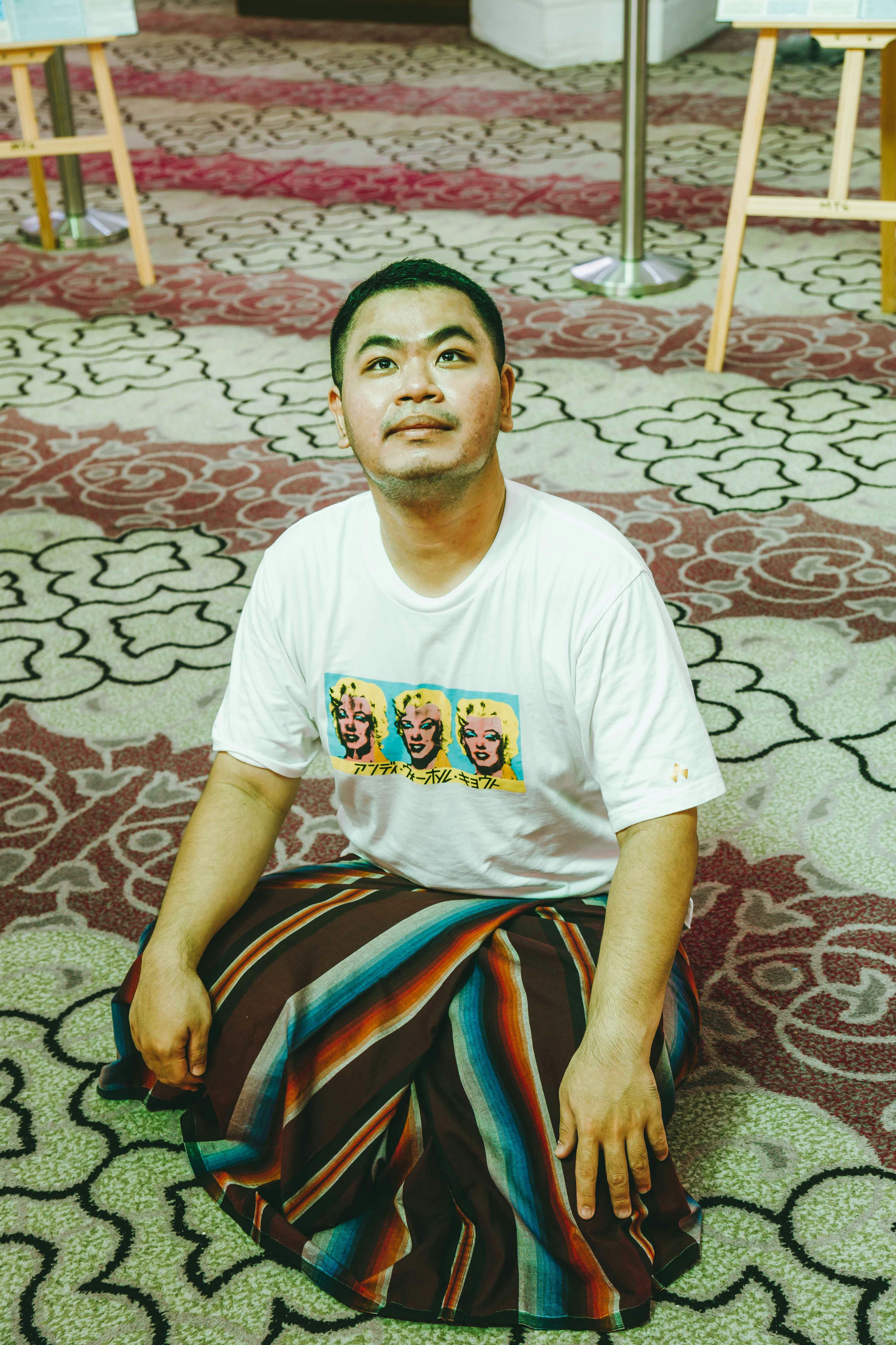 Seorang pria duduk di lantai di sebuah ruangan