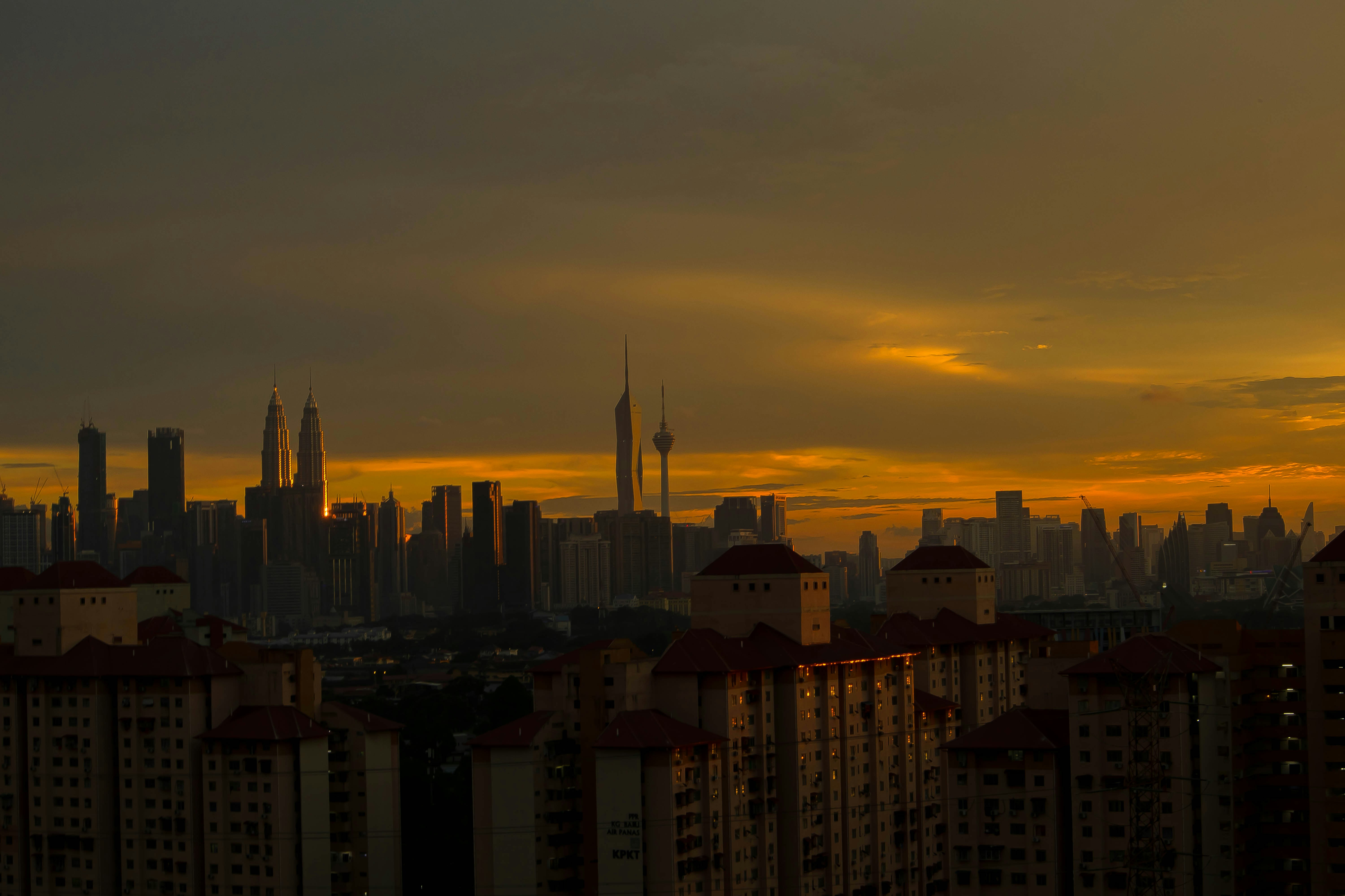 A view of a city skyline at sunset photo – Free City Image on Unsplash