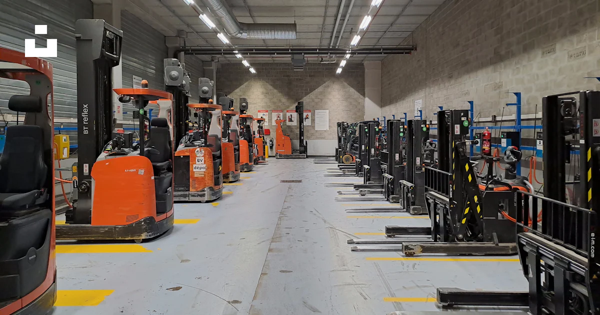 Un grand entrepôt rempli de nombreuses machines photo – Image gratuite ...