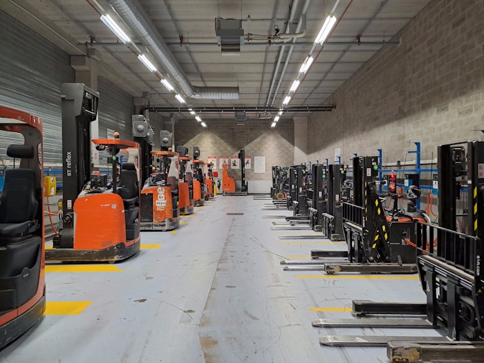 Grande armazém cheio de equipamentos de armazenamento