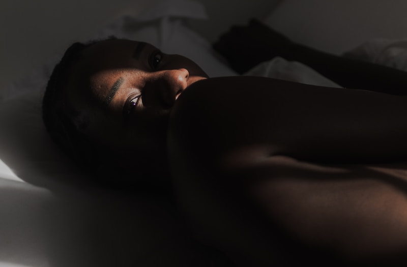 Femme élégante reposant sur lit