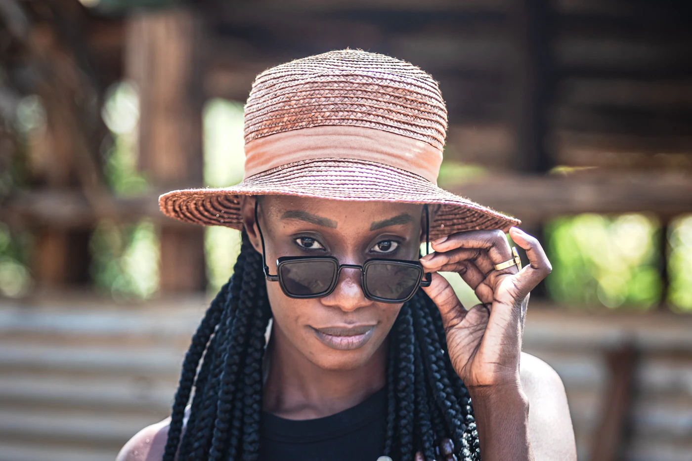 Femme portant un chapeau de paille et des lunettes de soleil pour protéger sa peau du soleil