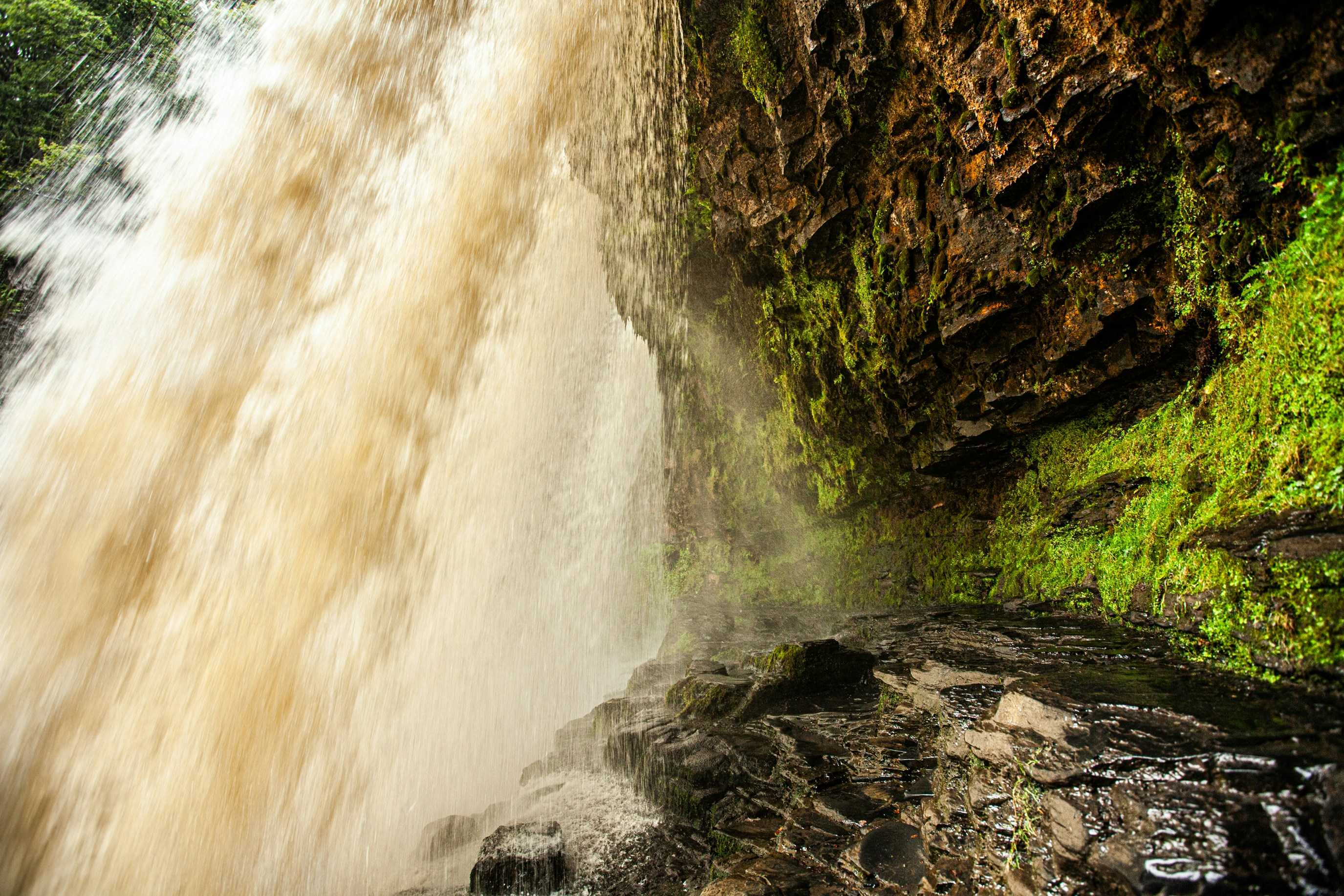 Una cascada de la que sale agua