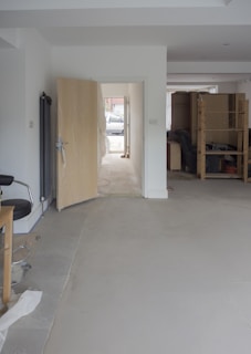 An empty room with a desk and a television