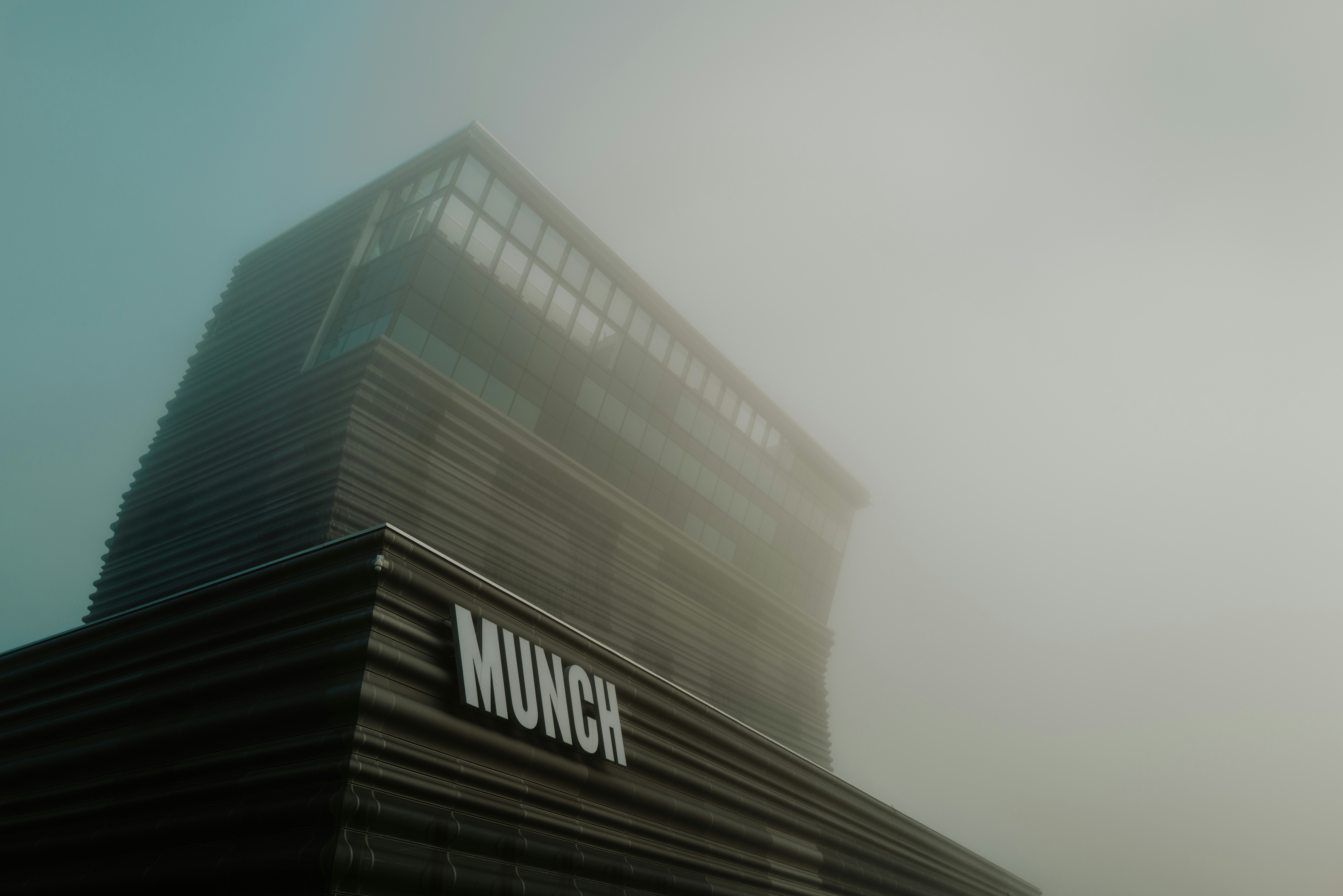 Una imagen de un edificio en la niebla