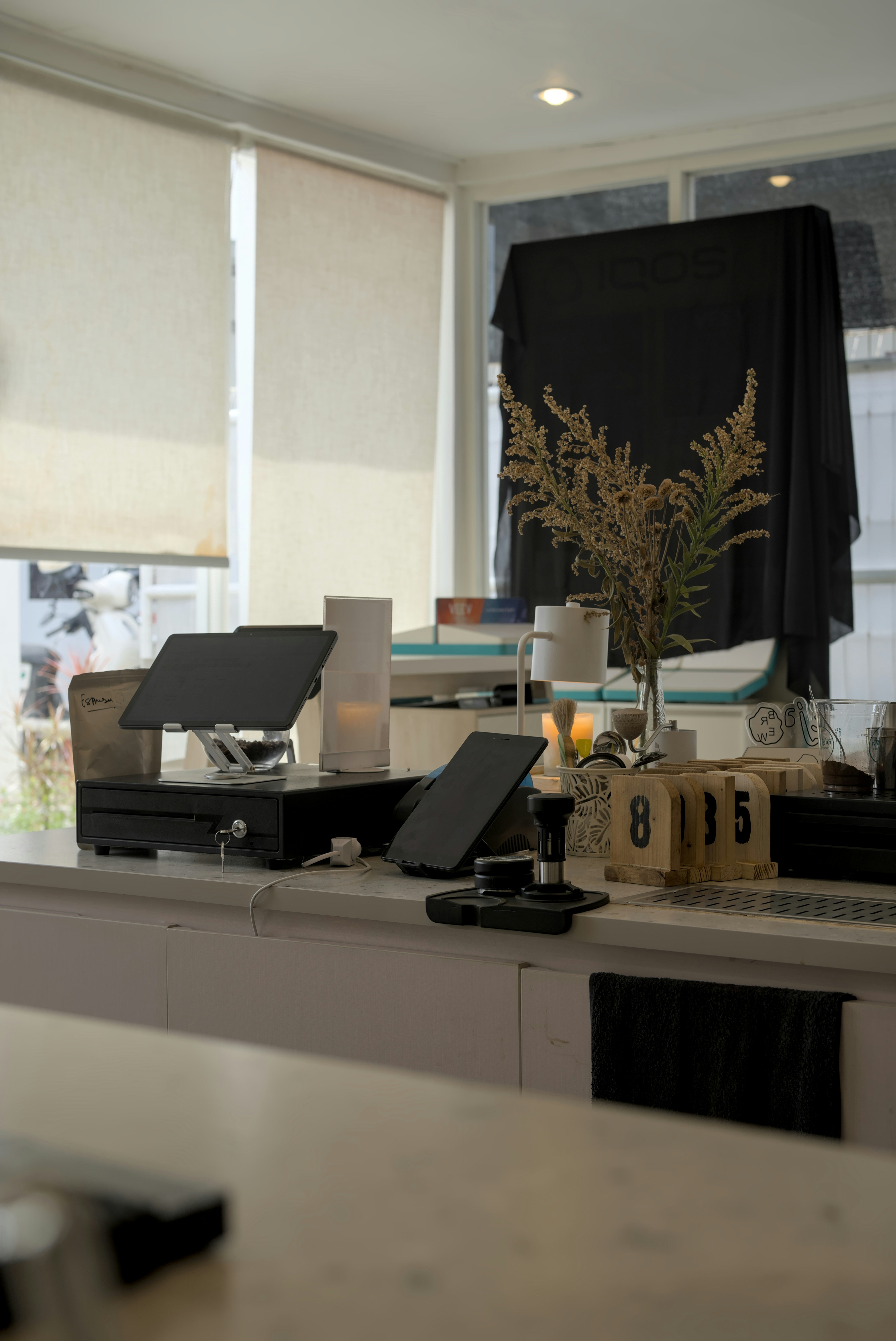 Un comptoir avec une caisse enregistreuse et des objets de décoration.