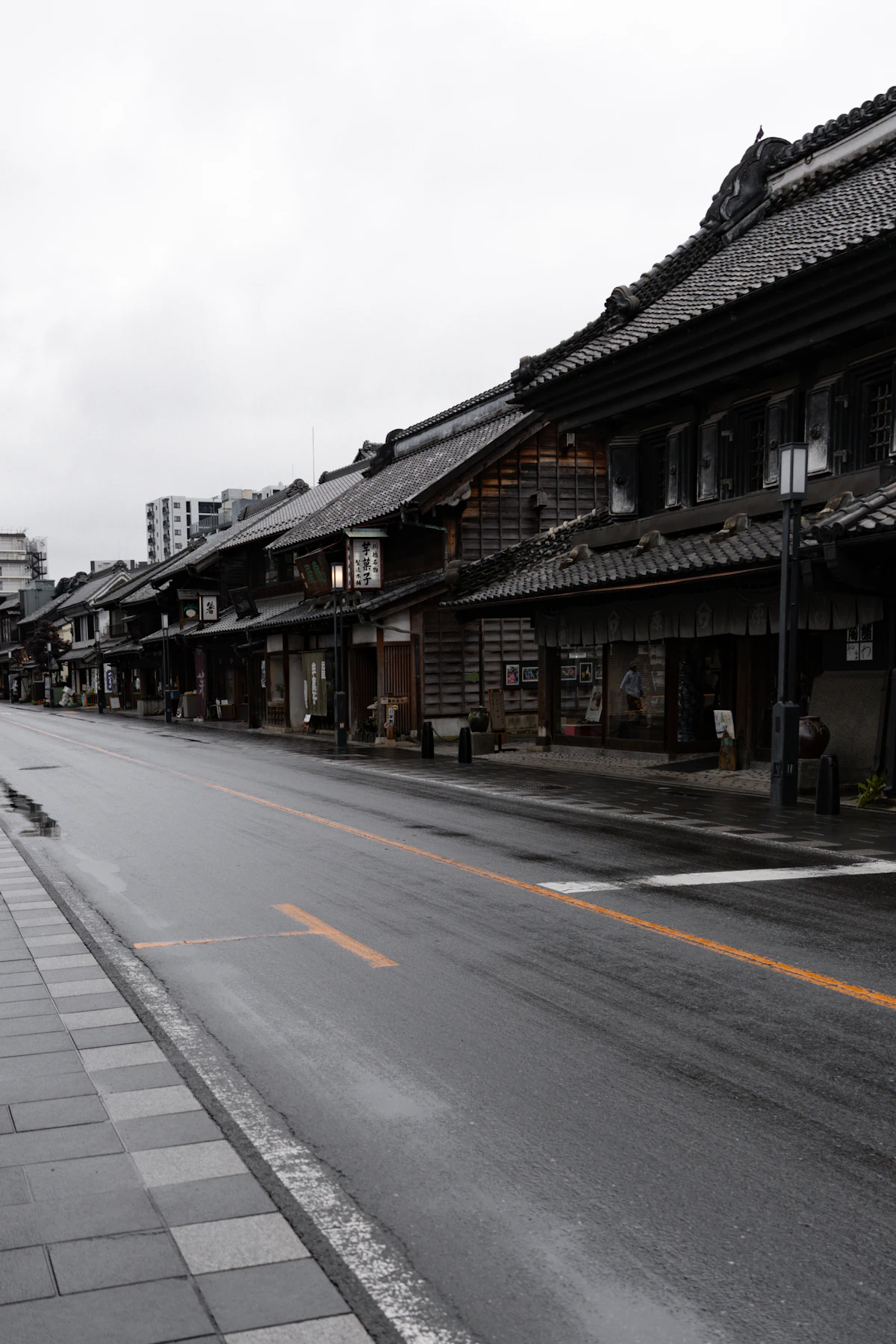 Edificios tradicionales japoneses bordeando una tranquila calle residencial