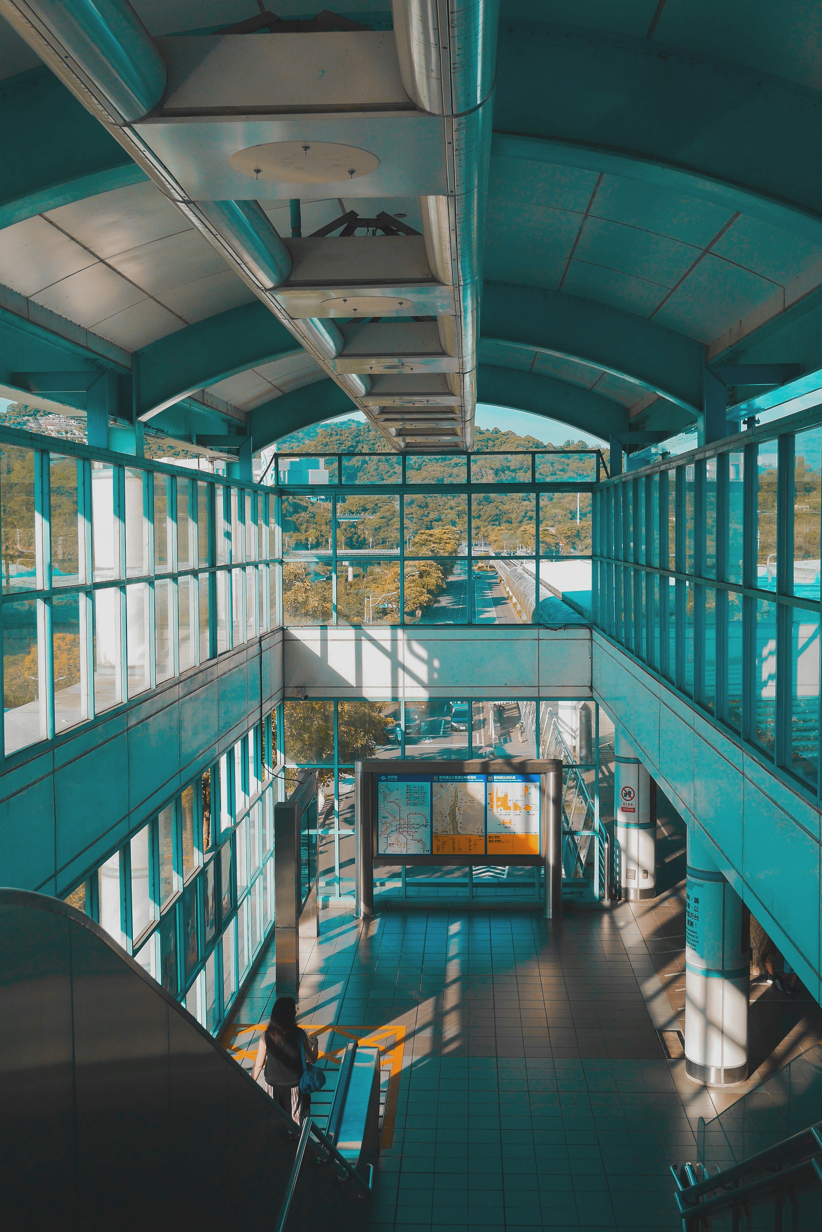 Interior stasiun kereta api modern dengan pemandangan indah.