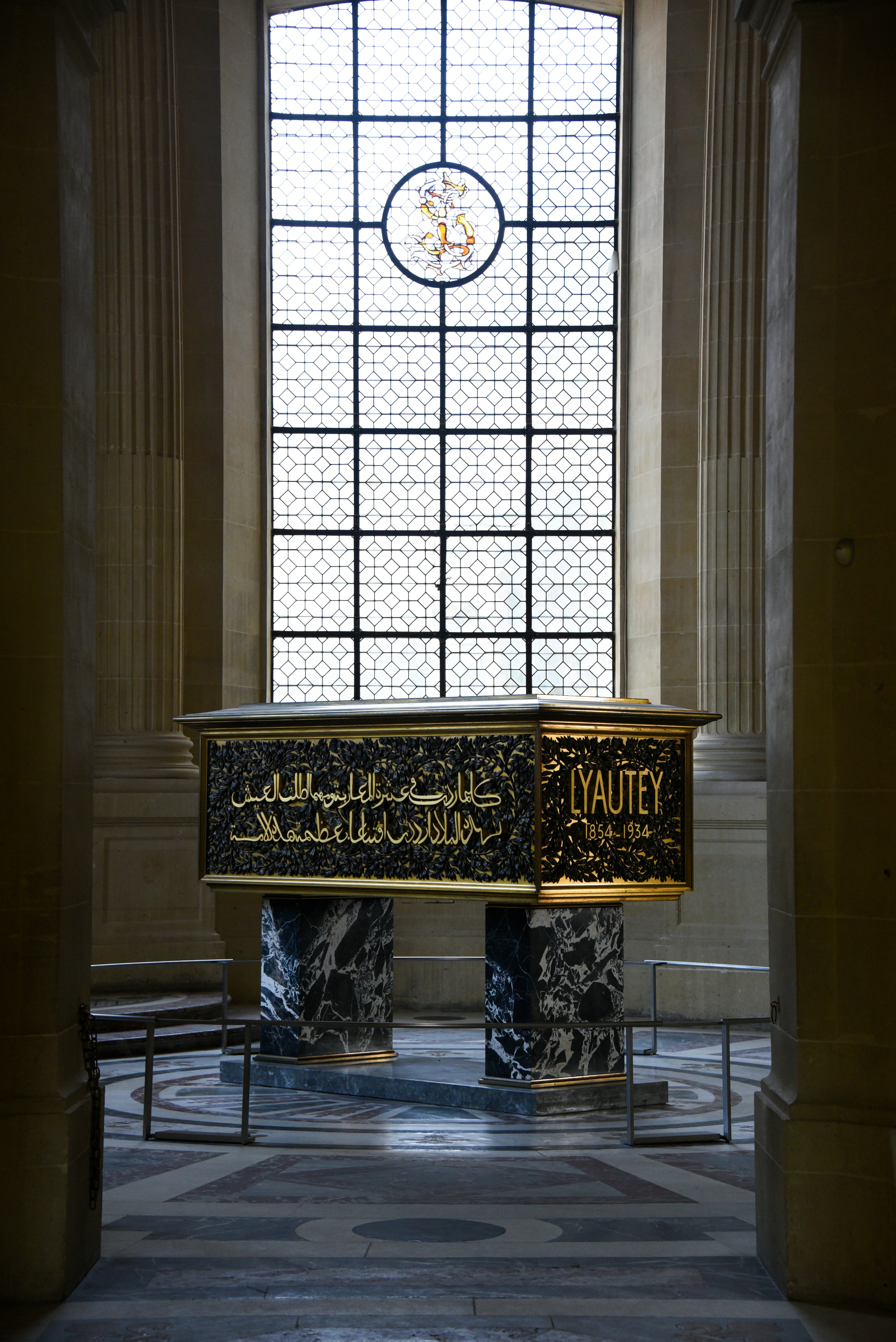 Una mesa muy grande y bonita en una habitación grande