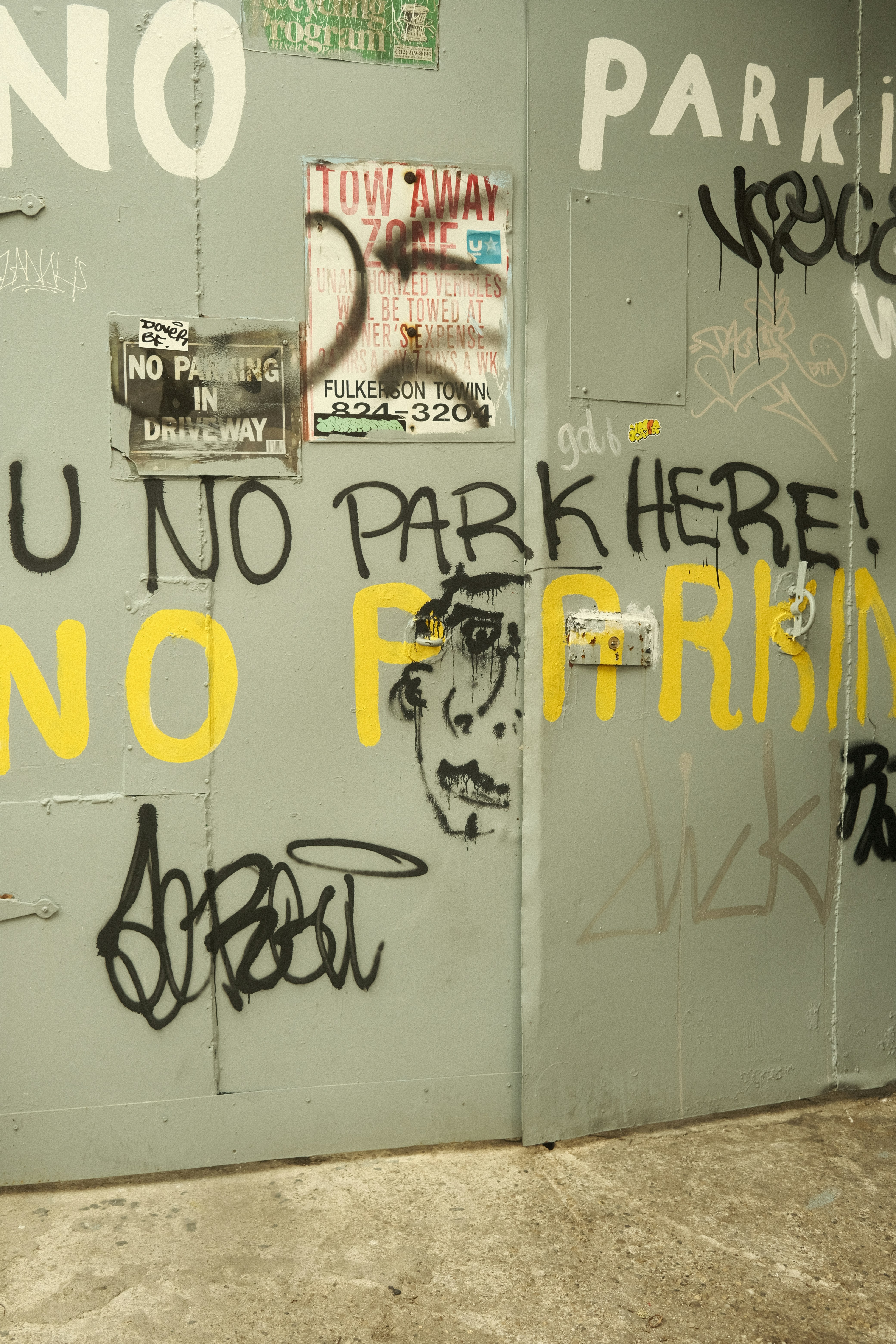 C'è un muro con dei graffiti