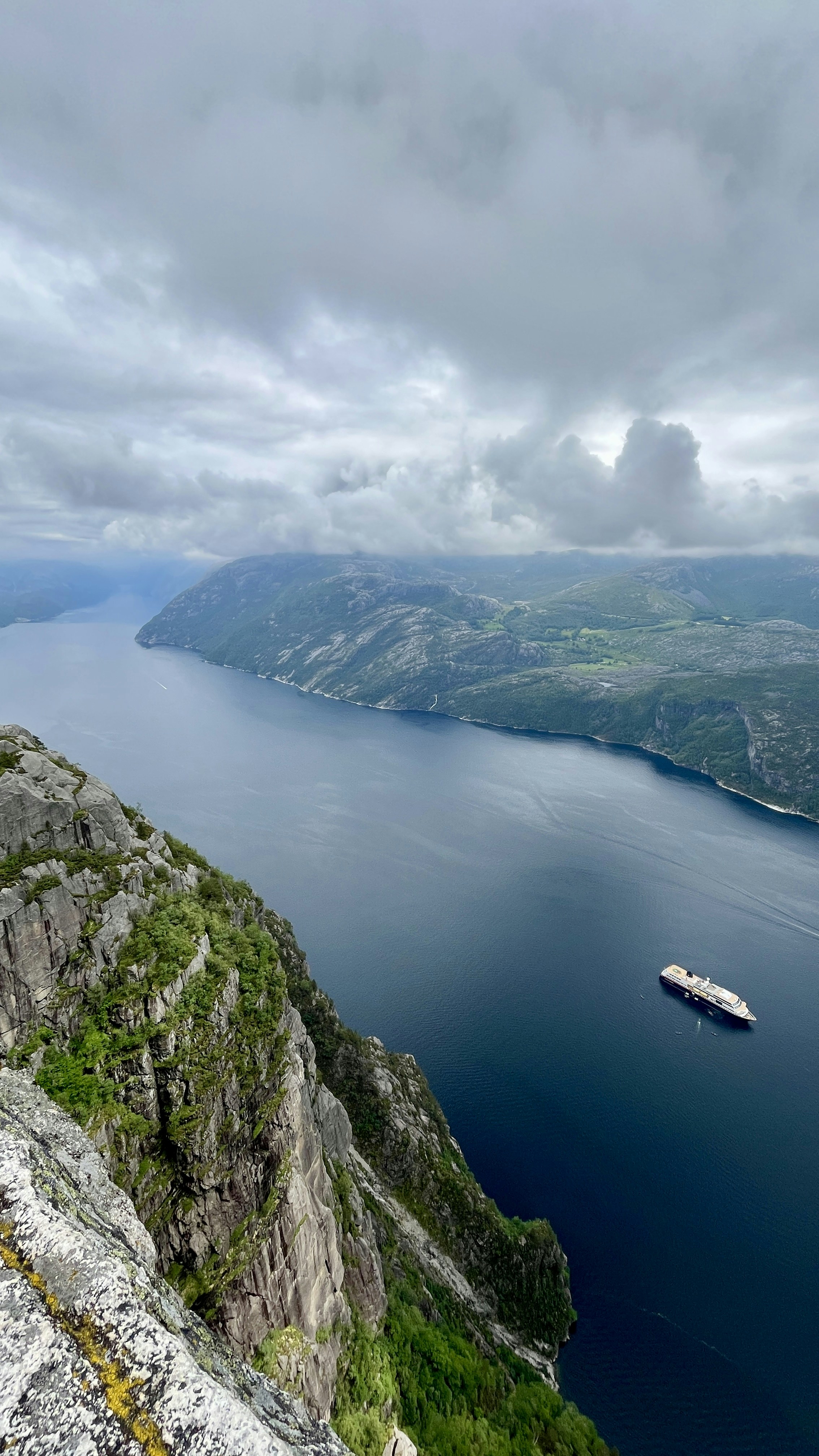 높은 산에서 바라보는 피요르드의 전망.