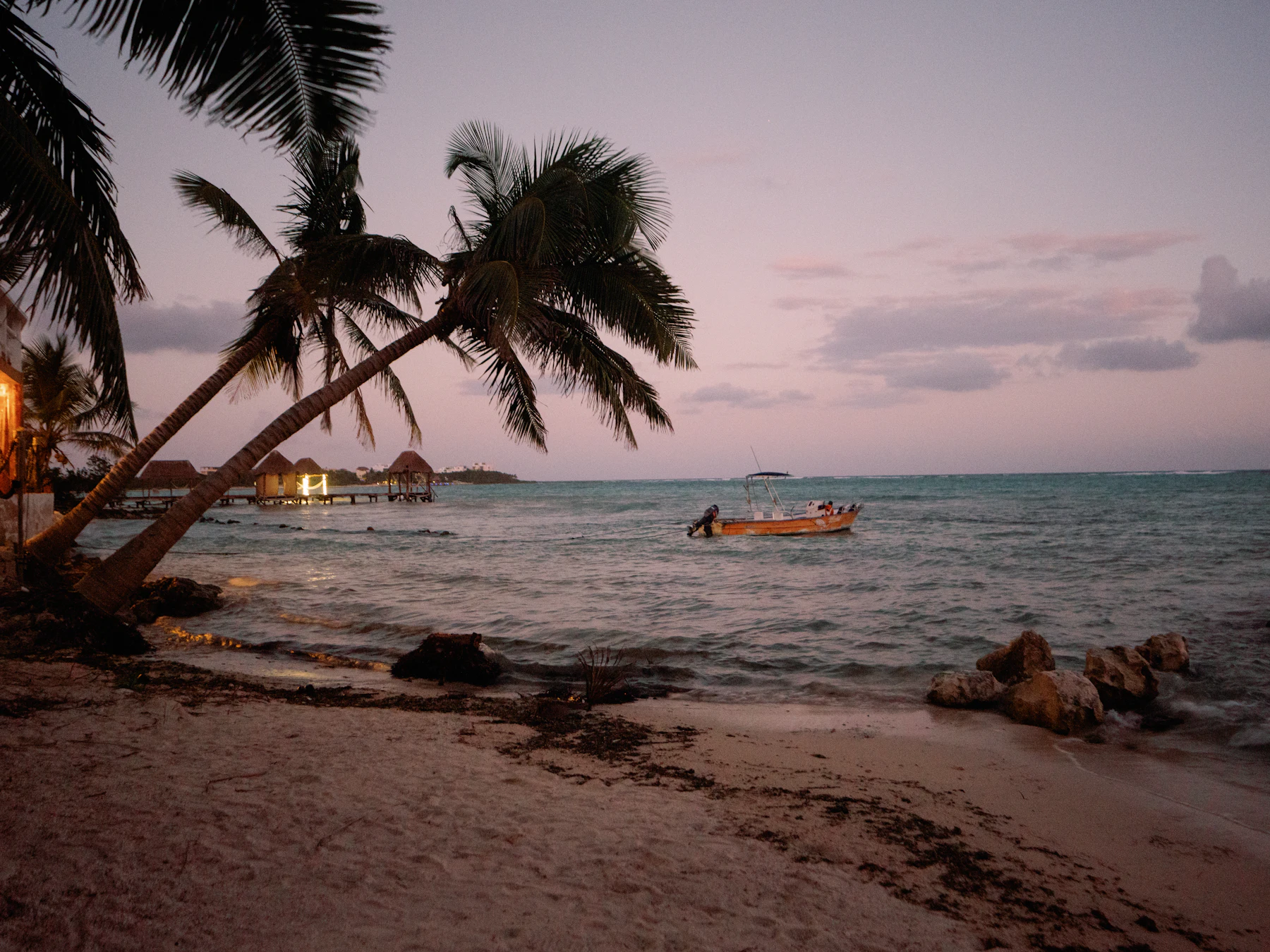Barco nas águas rasas de Holbox