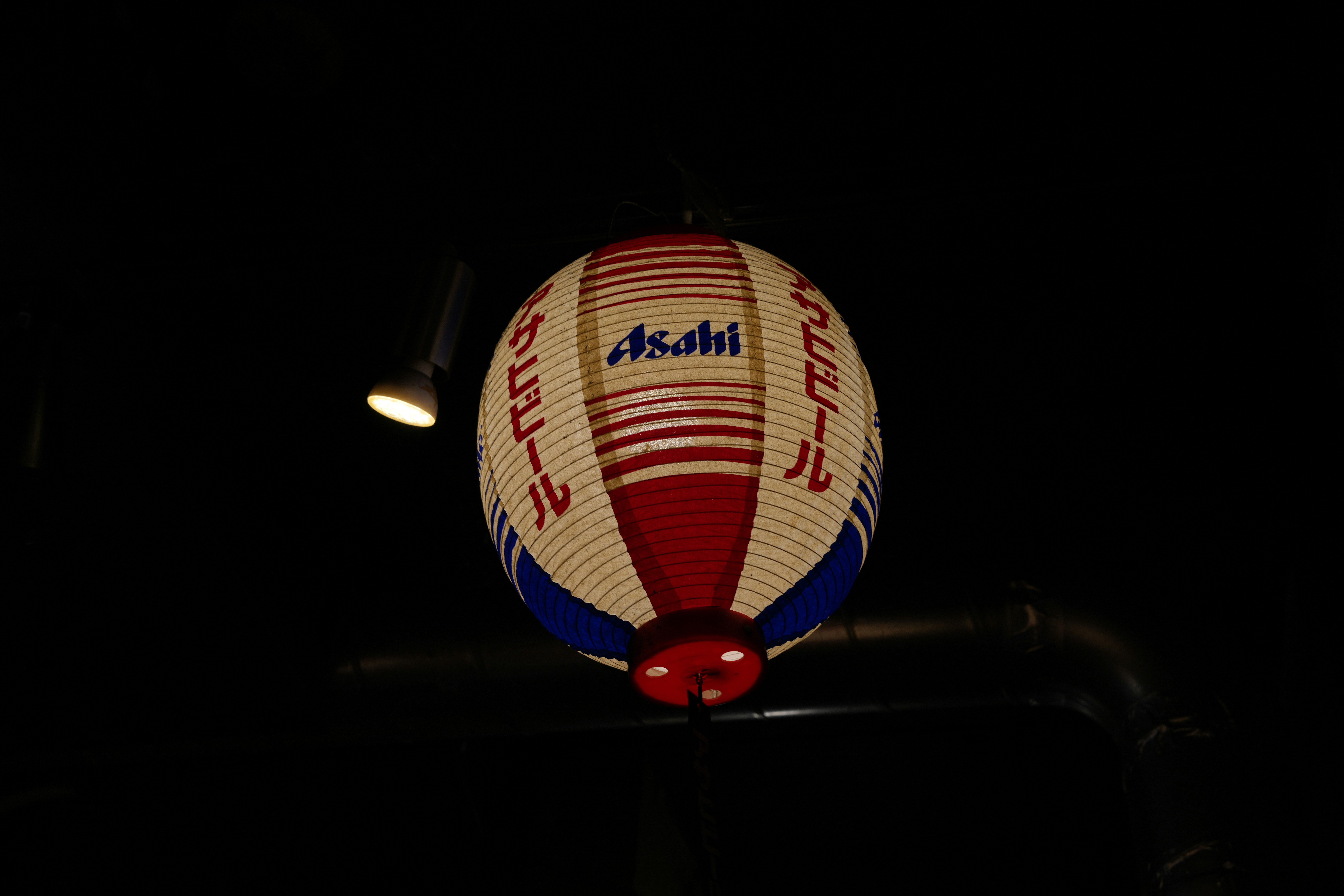 黒い椅子の上に座っている赤、白、青のボール