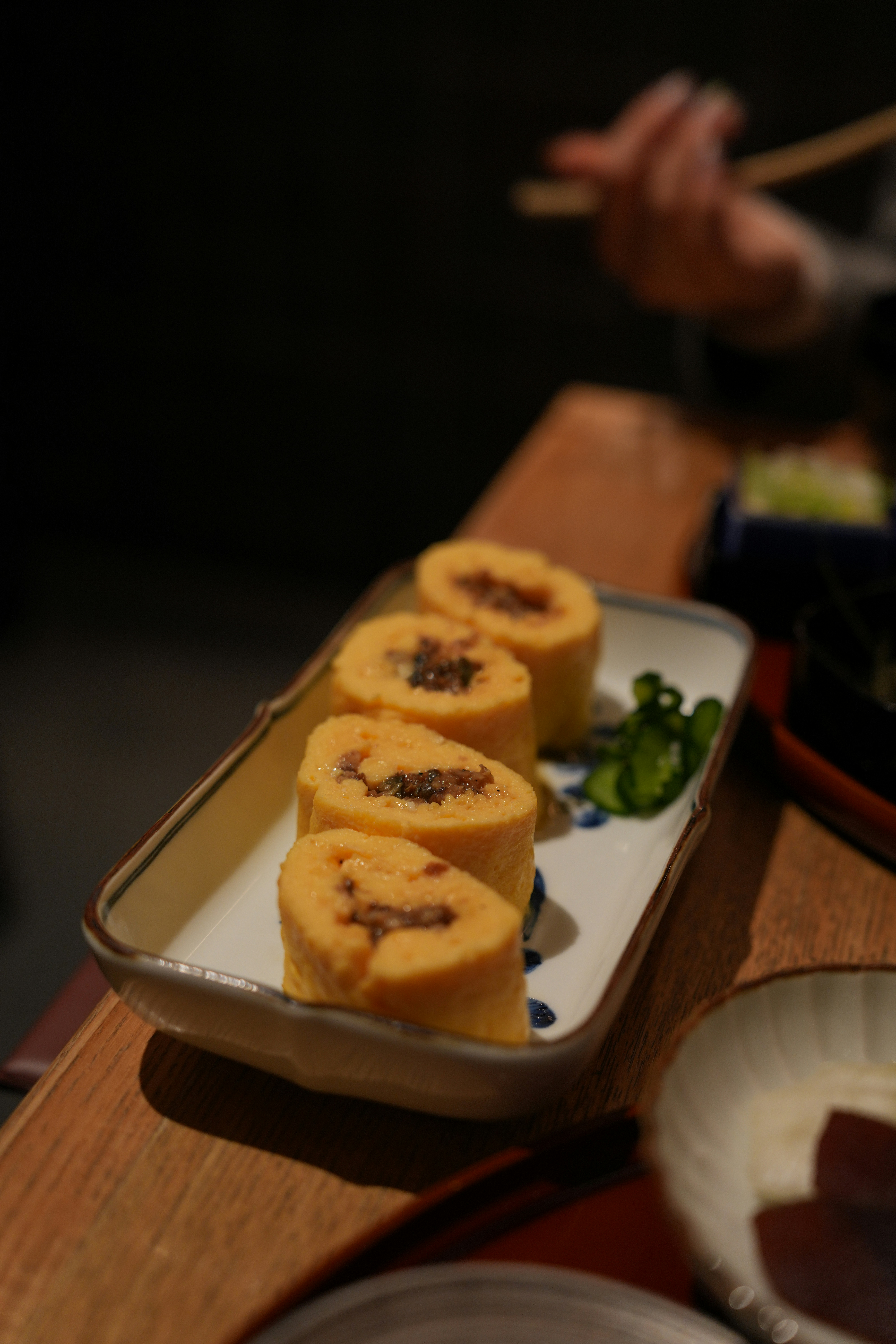 箸が置かれたテーブルの上に食べ物のトレイ