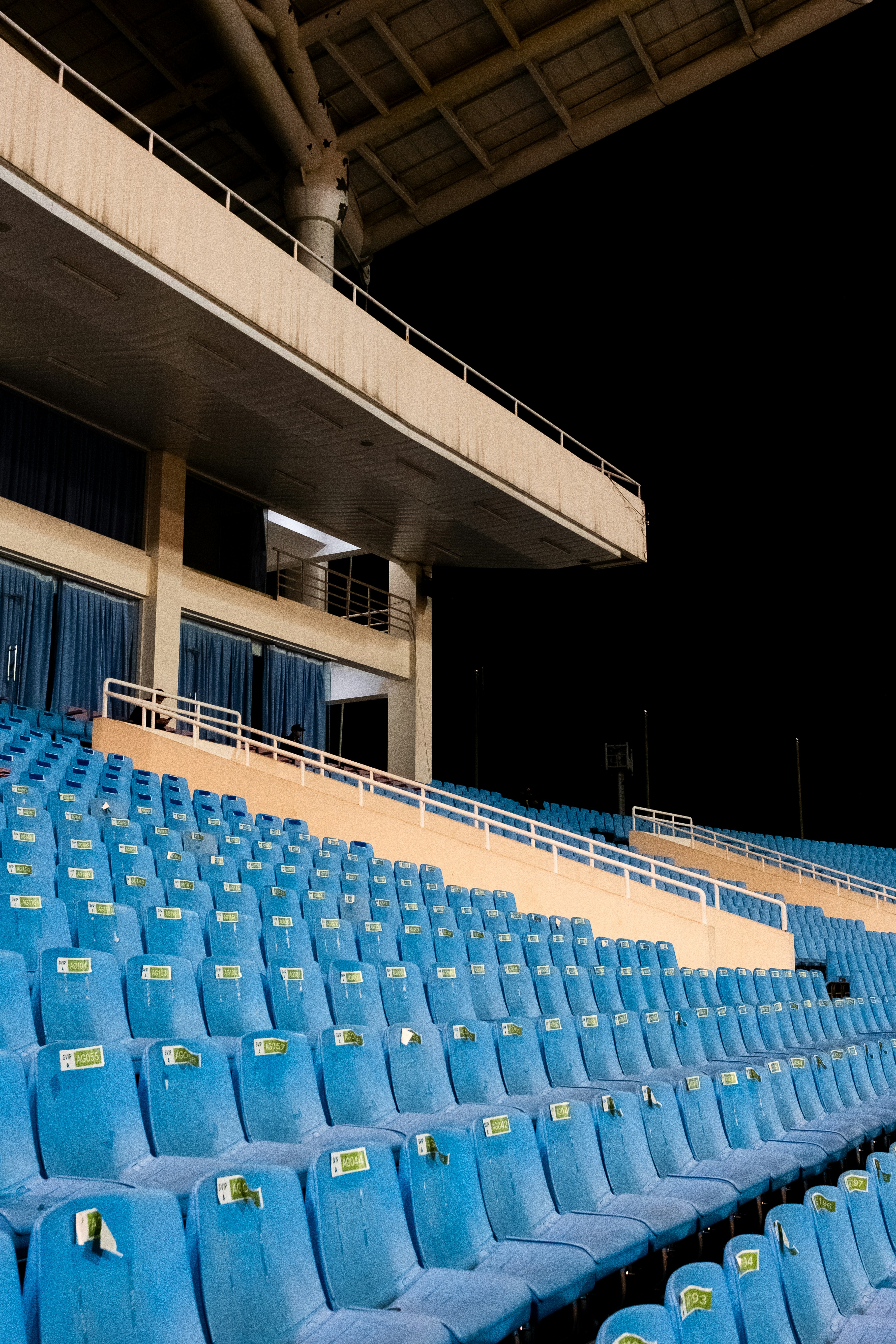 Eine Reihe blauer Sitze in einem Stadion