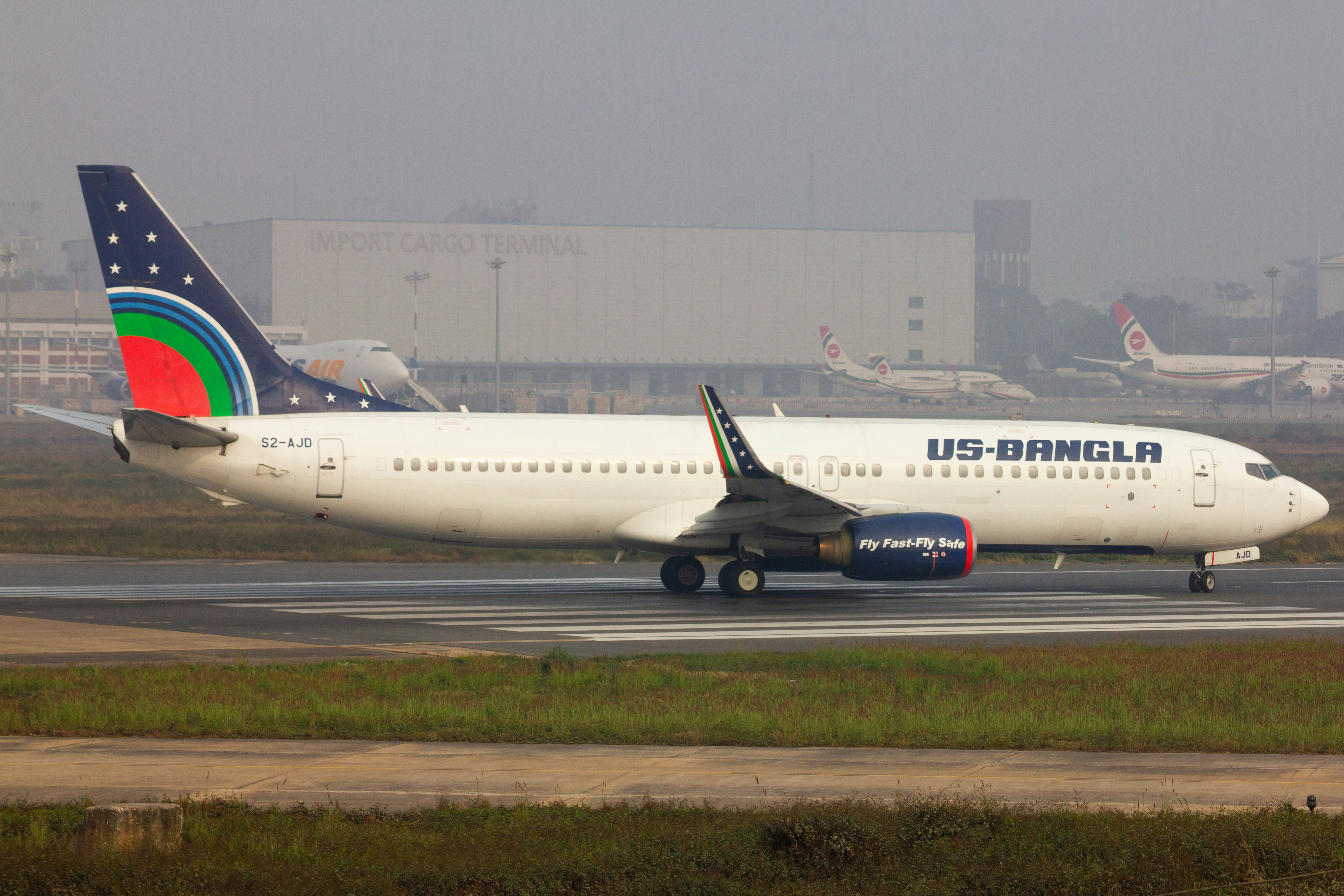 Un gran avión de pasajeros sentado en la parte superior de la pista de un aeropuerto