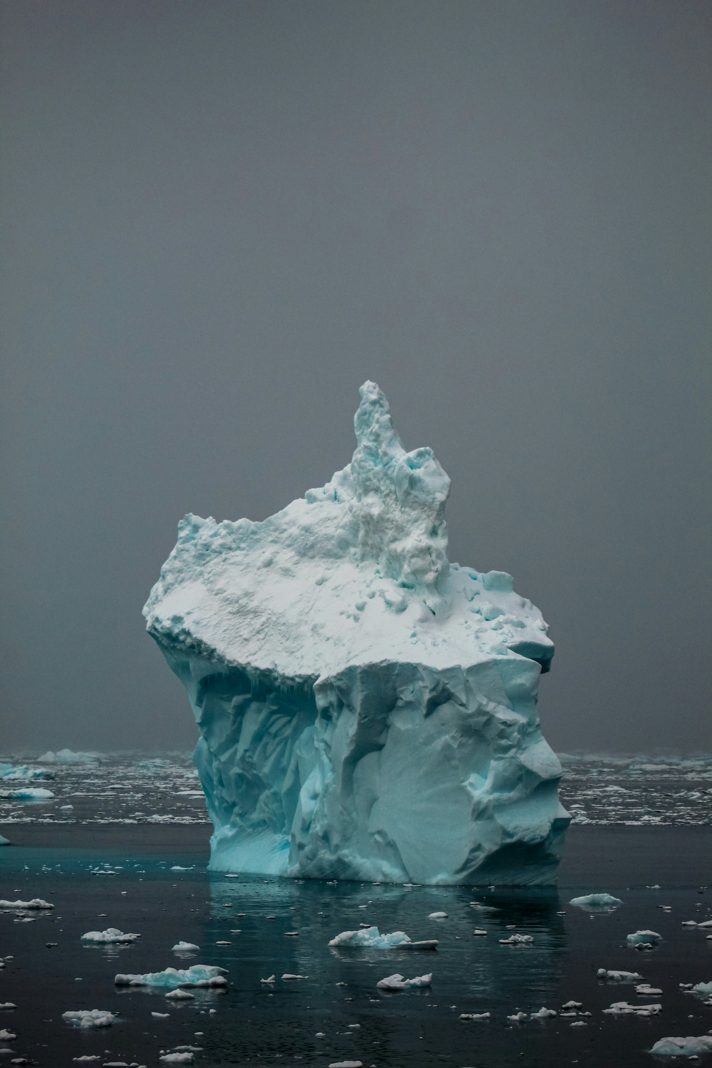 Góra lodowa na ciemnym oceanie
