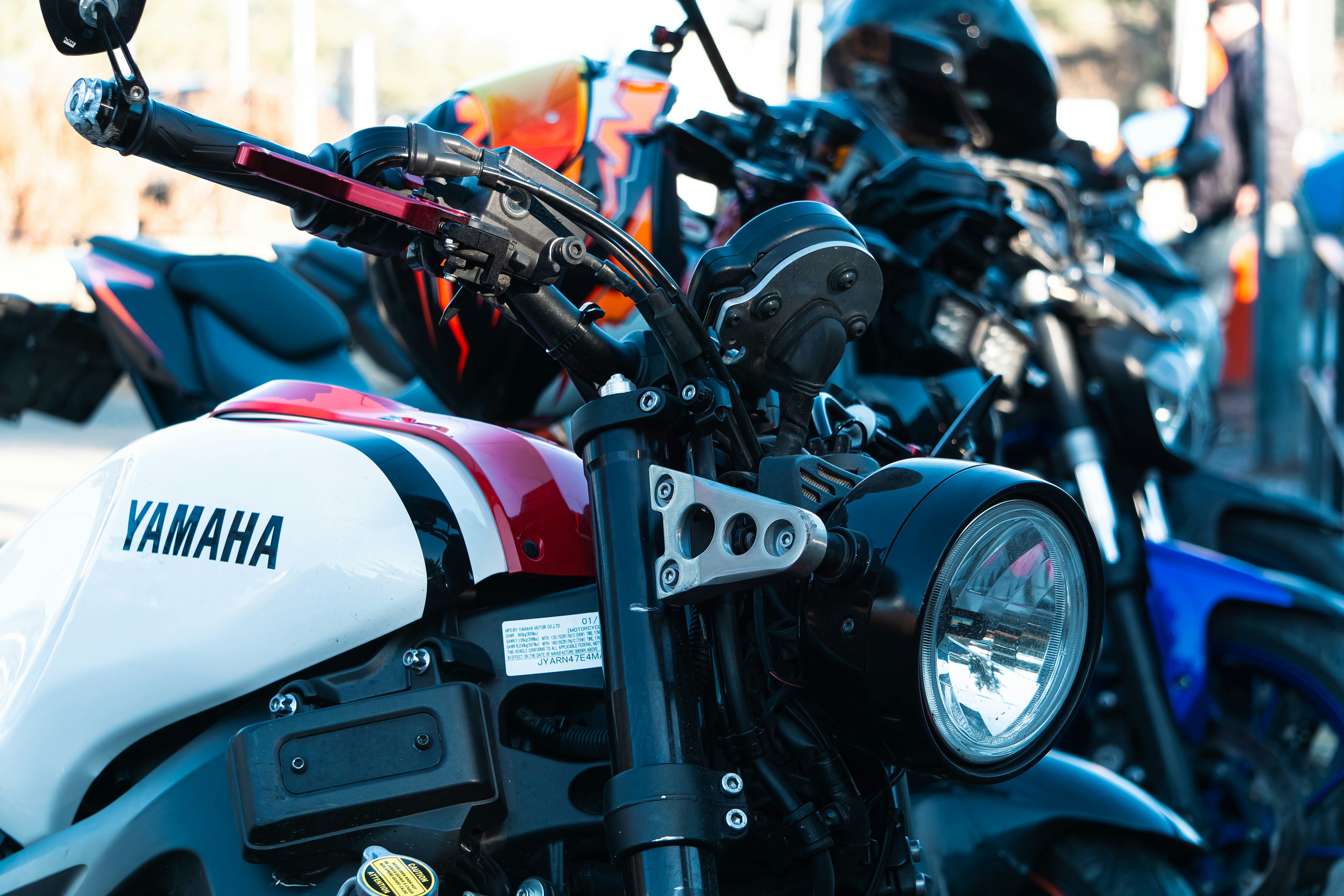 Una fila di motociclette parcheggiate una accanto all'altra