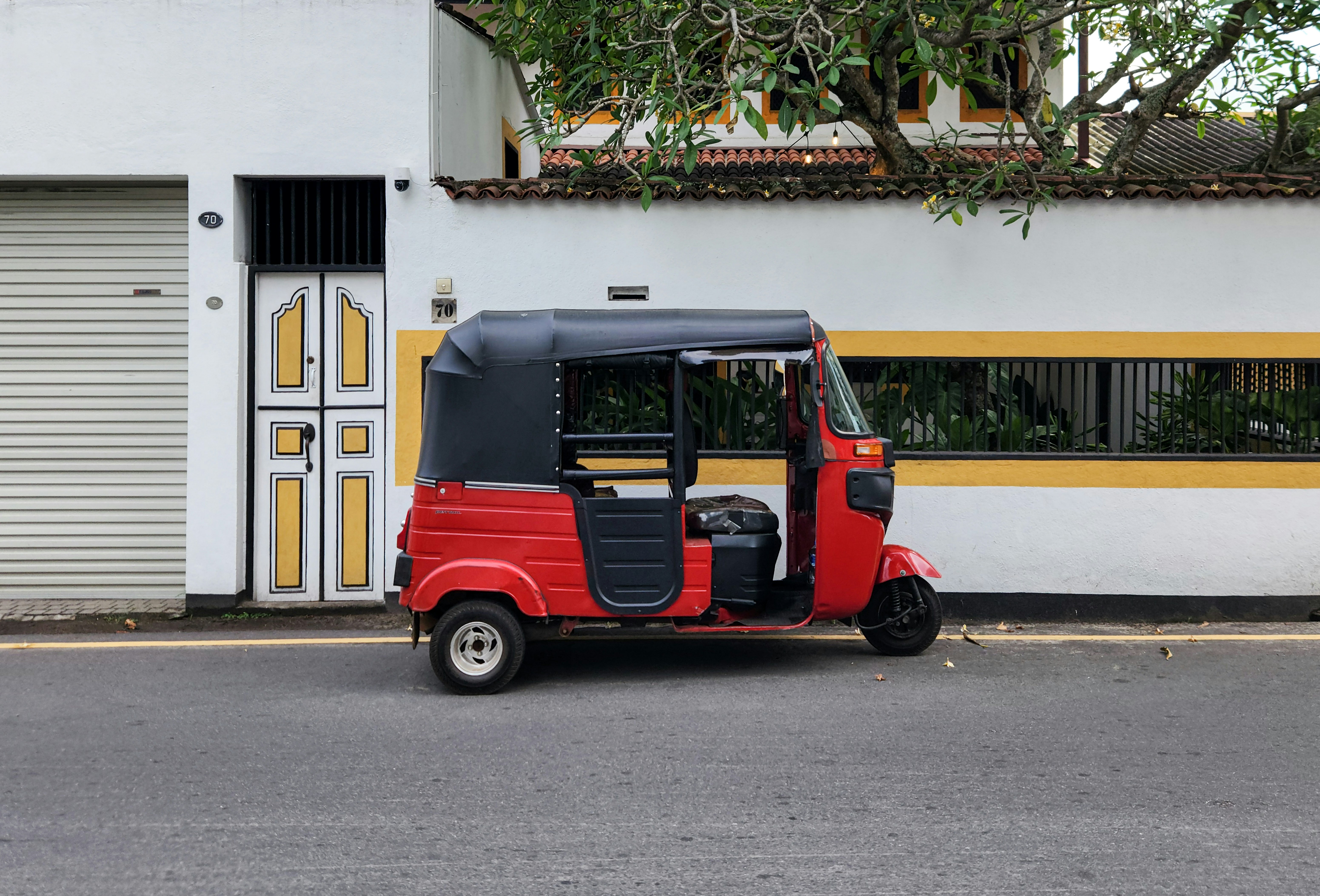 photo-1740920508570-336360cb8d30?ixid=M3wxMjA3fDB8MXxzZWFyY2h8MTN8fHNlbGYtZHJpdmUlMjBjYXJzJTIwaW4lMjBzcmklMjBsYW5rYXxlbnwwfHx8fDE3NjkzMTY5NzF8MA\u0026ixlib=rb-4.1.0