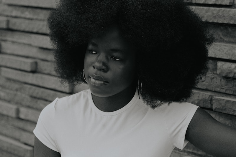 Afro chic contre mur briqué