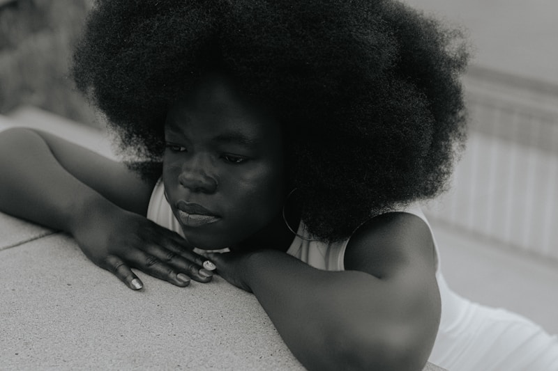 Afro sensuel contre mur