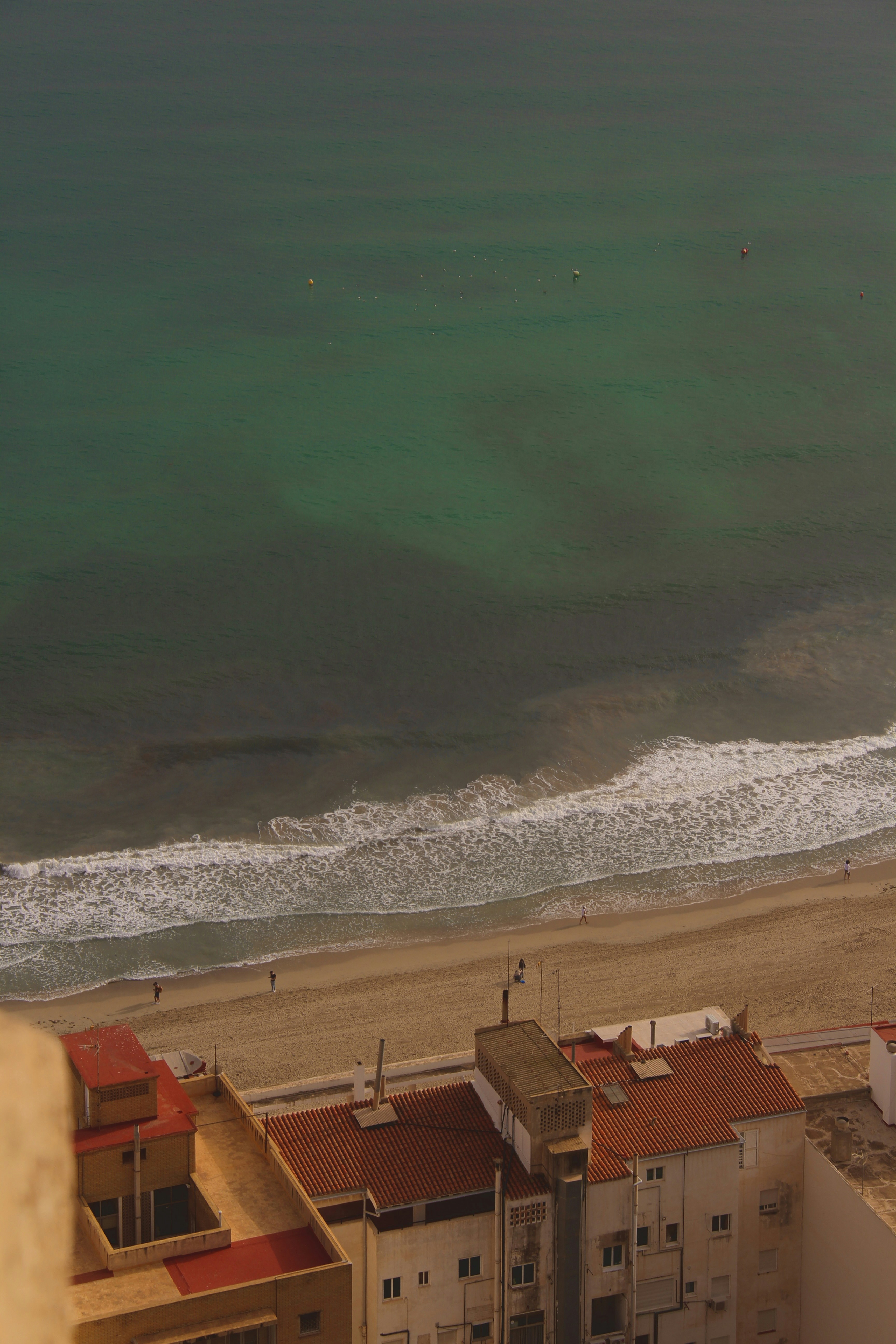 高層ビルからのビーチの眺め
