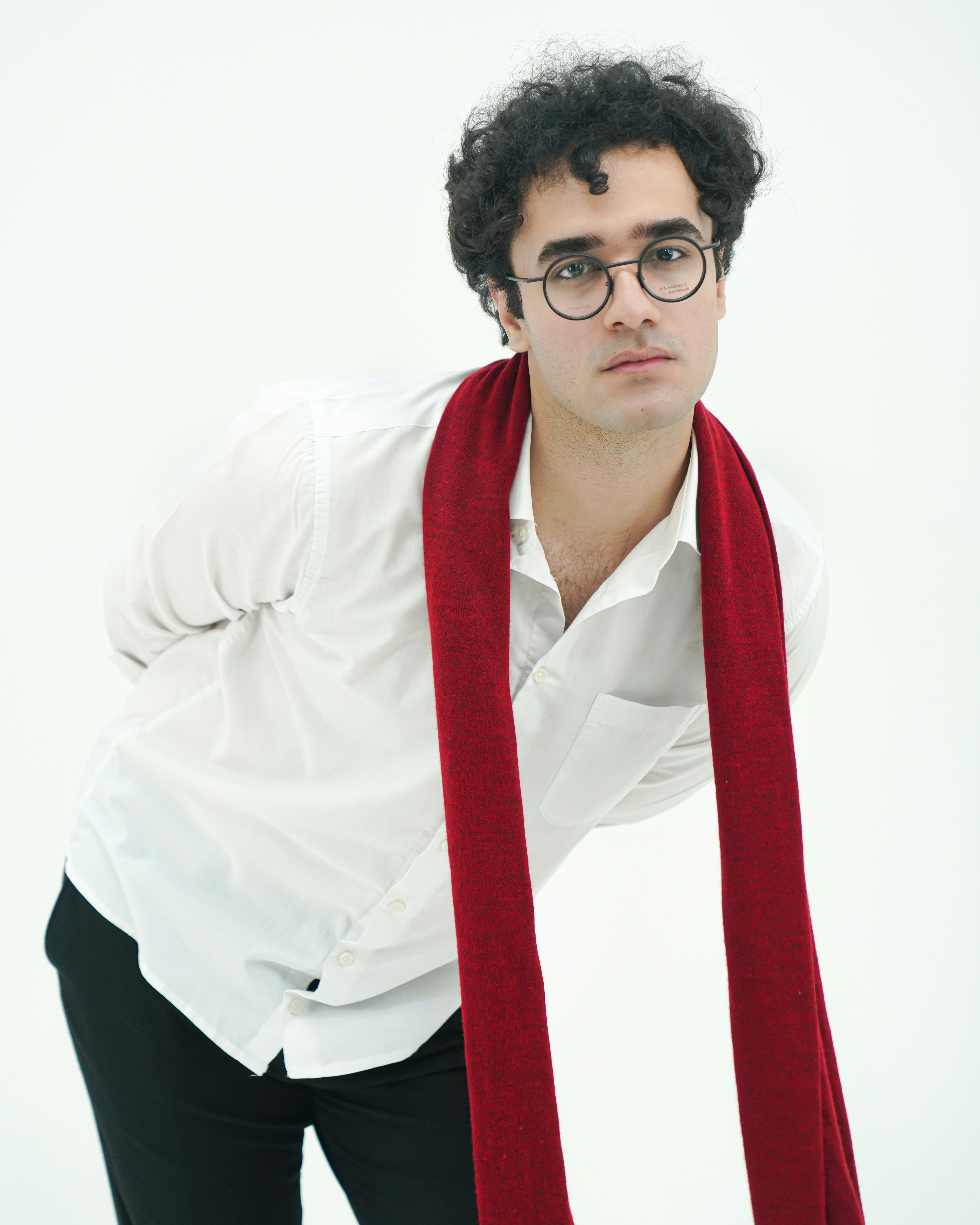 Ein Mann mit Brille und rotem Schal