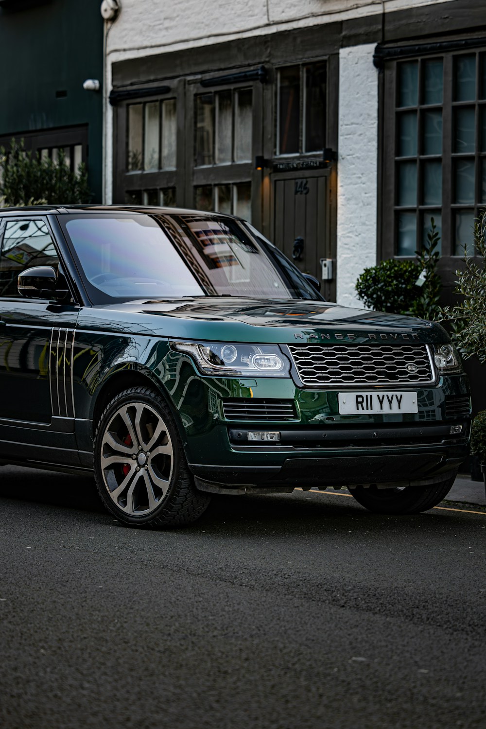 Zaļš Range Rover ielas malā
