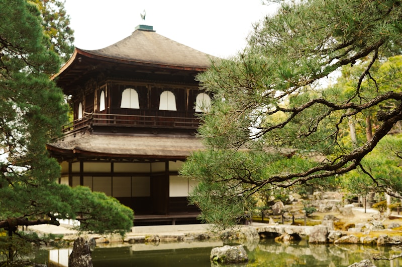 銀閣寺と白砂の庭園