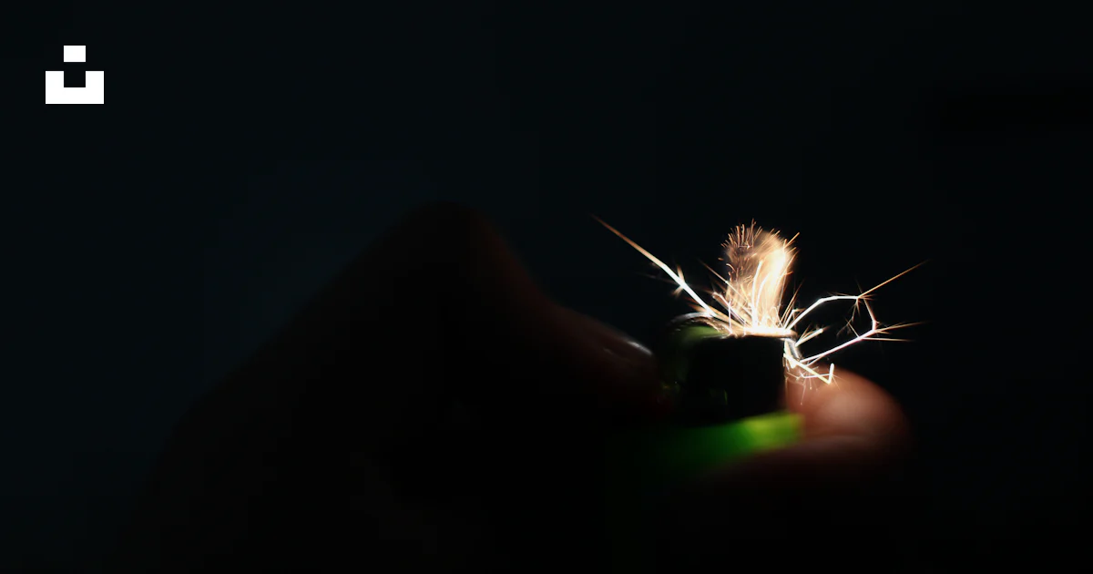 Foto Korek api menyala dengan percikan api yang terang dan bercahaya ...