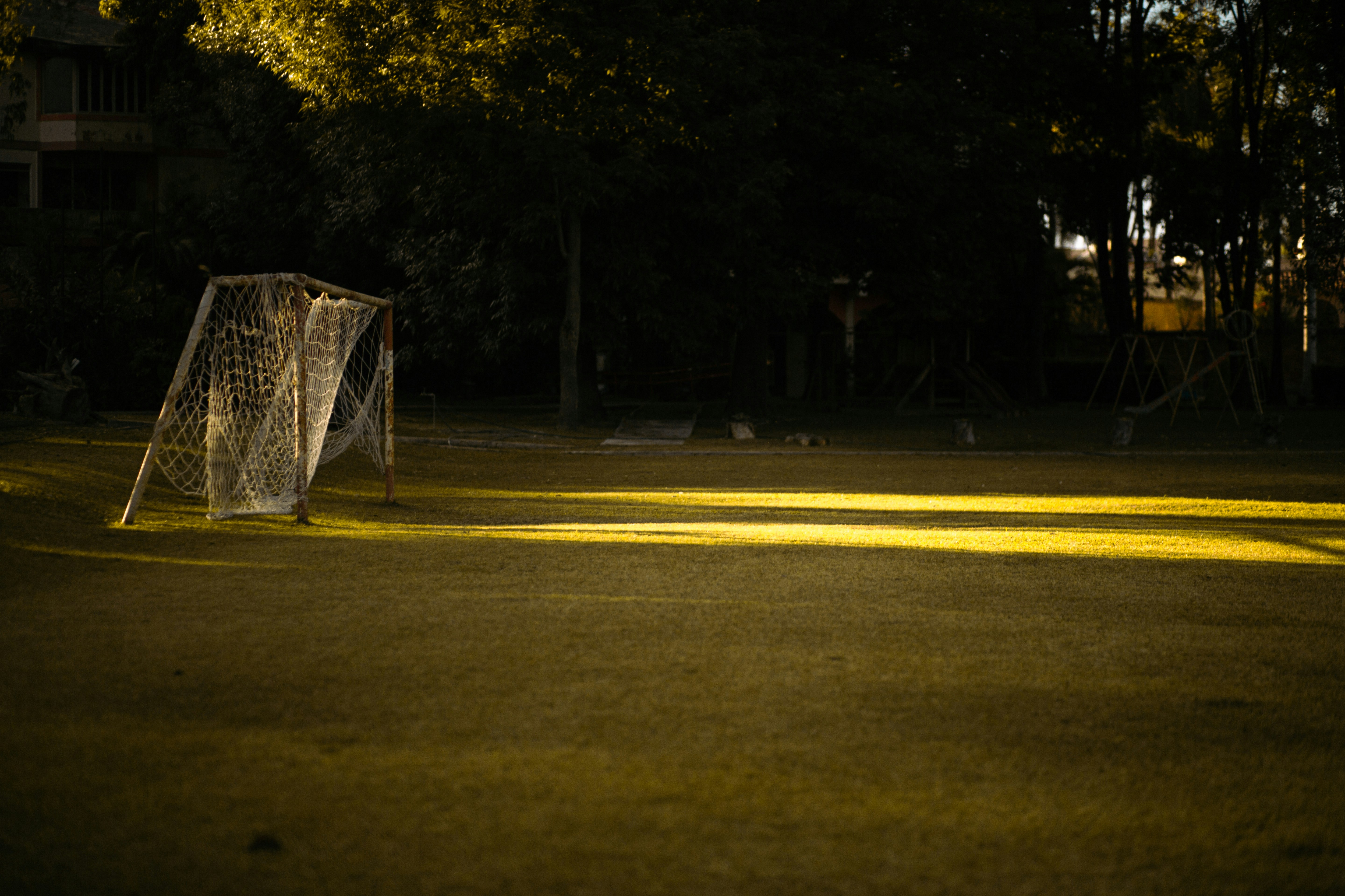 Duelo intenso en la mitad de la cancha durante un partido nocturno