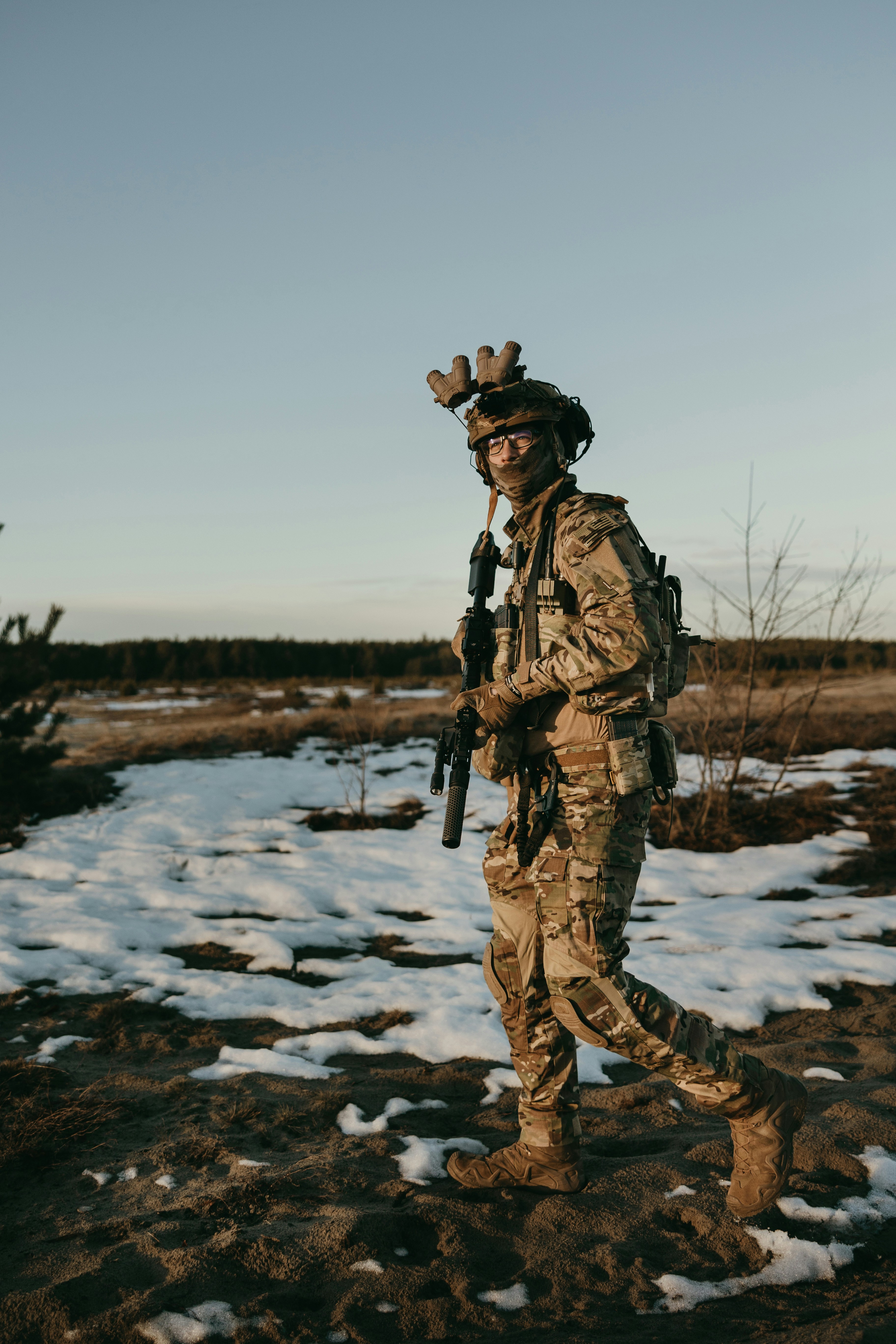 Soldier walking in a wintery outdoor terrain. photo – Free Tactical ...