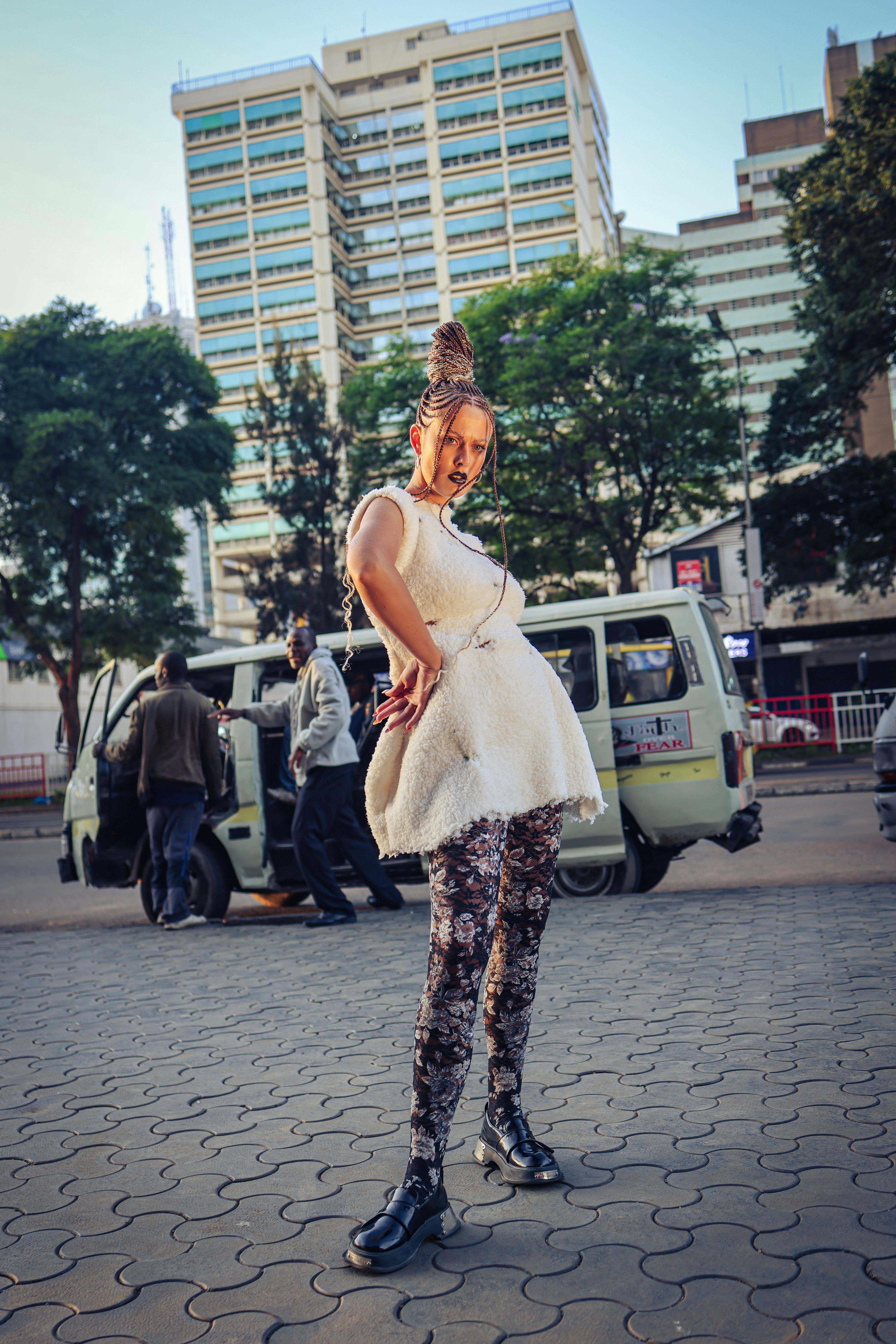 Fashion model poses on a city street. photo – Free Red Image on Unsplash