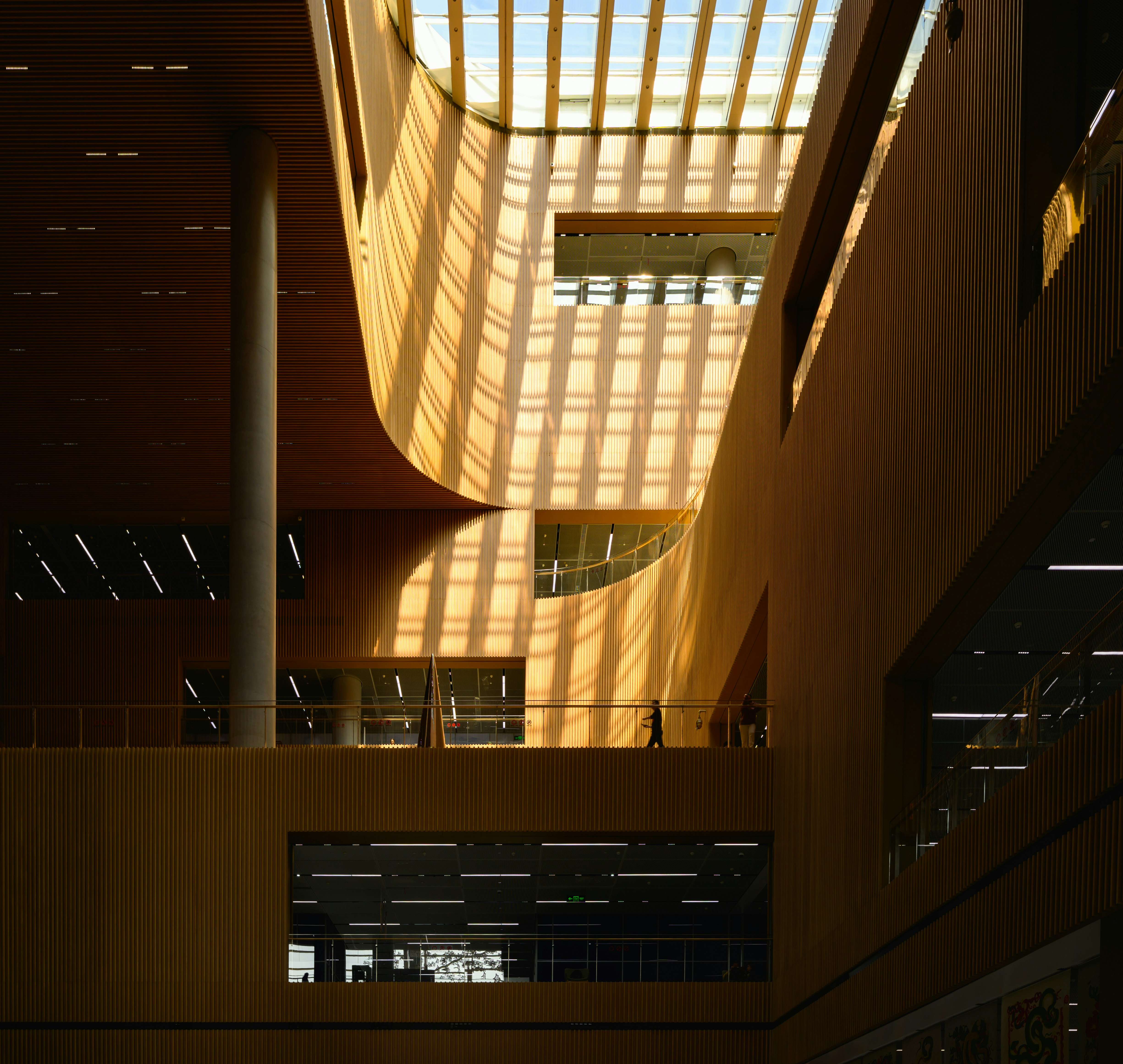 Un grand bâtiment surmonté d’une lucarne